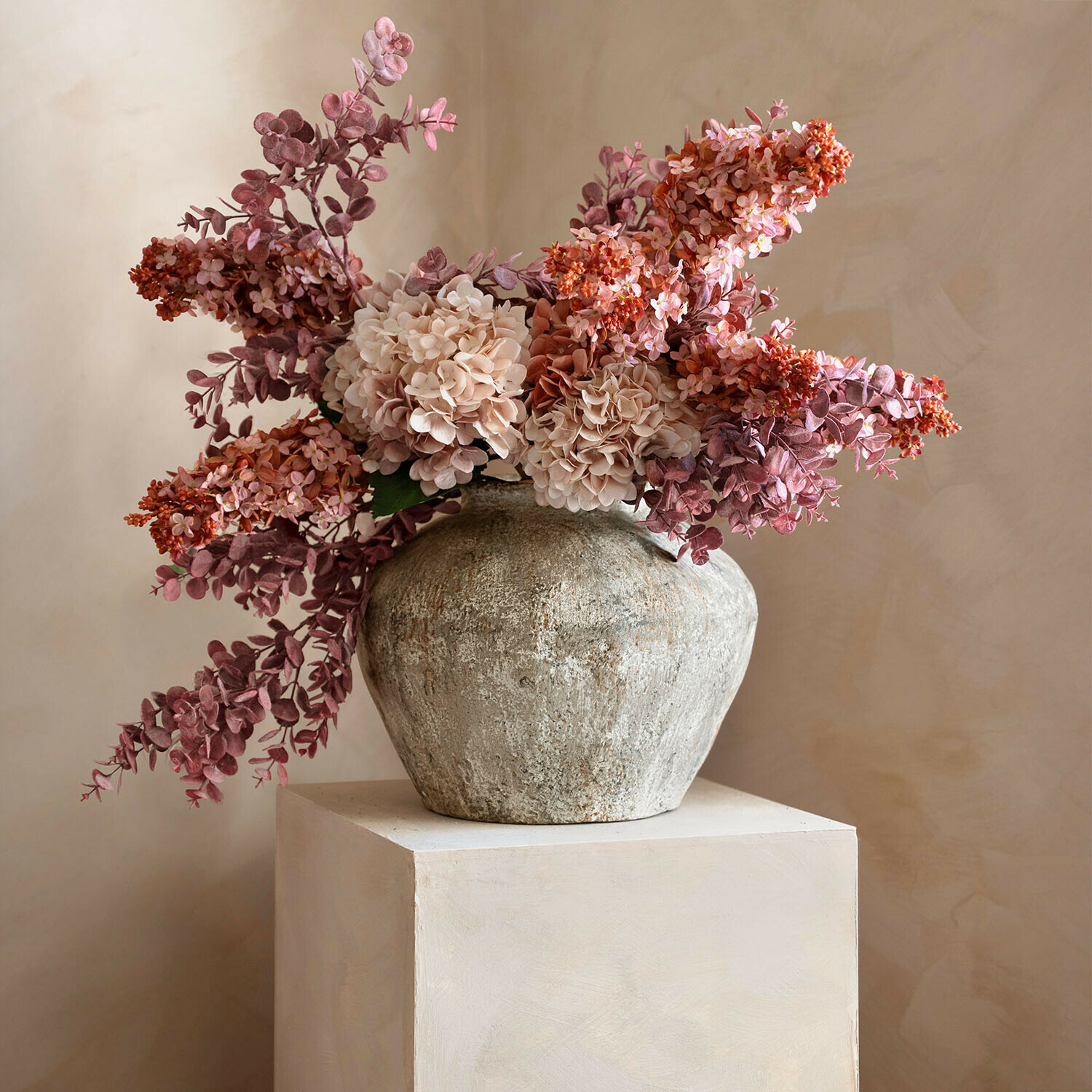 Jarrón Champs Jarrón rústico de piedra con flores decorativas rosas y beige para decoración interior