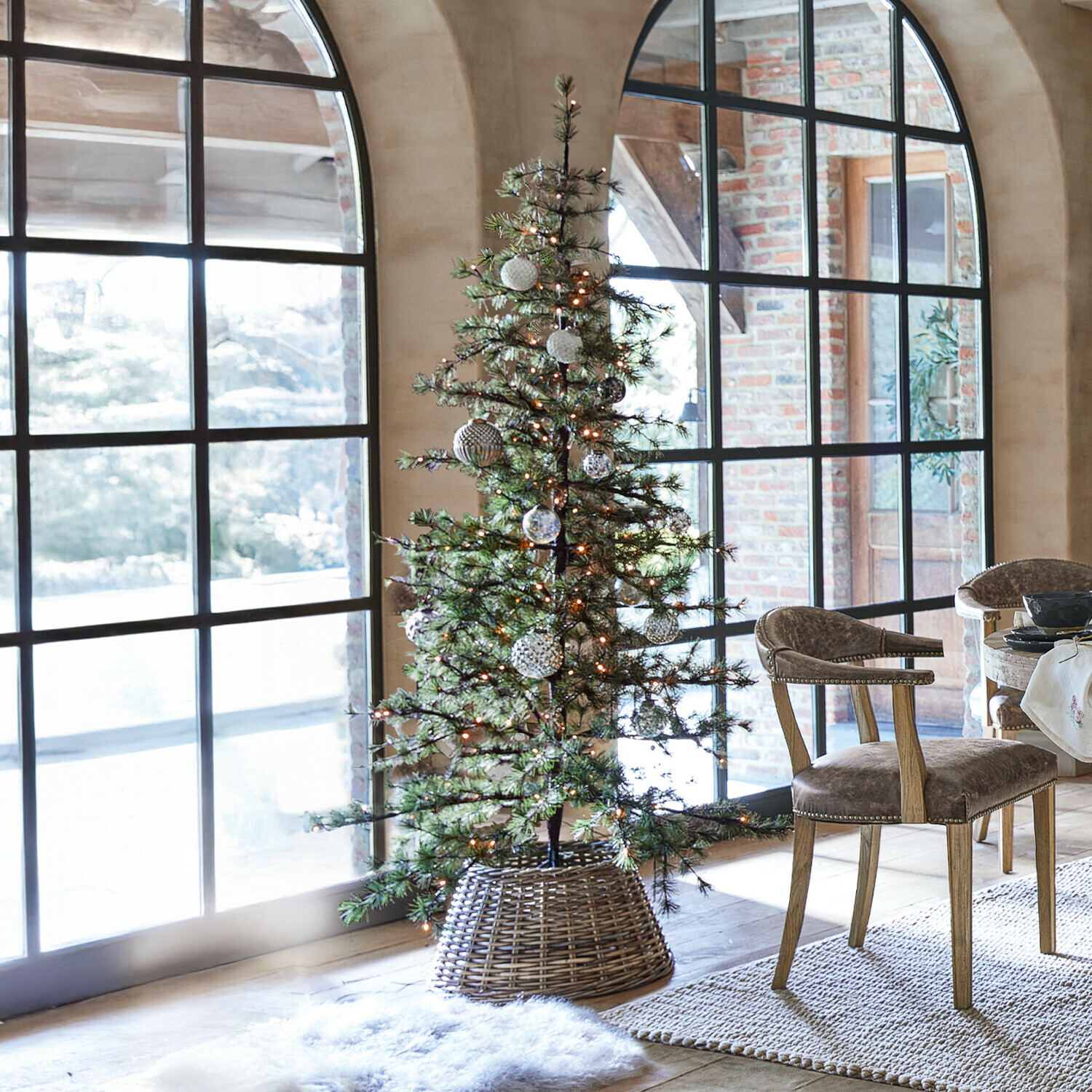 Árbol de Navidad Sapi Árbol de Navidad artificial verde con luces LED en cesta de mimbre en interior luminoso con grandes ventanas