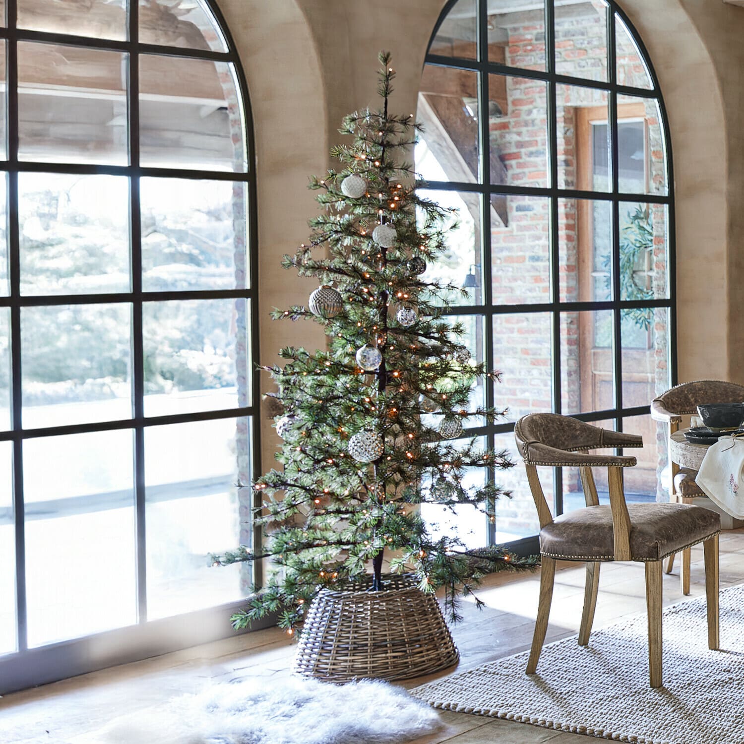 Árbol de Navidad Sapi Árbol de Navidad artificial verde con luces LED en cesta de mimbre en interior luminoso con grandes ventanas