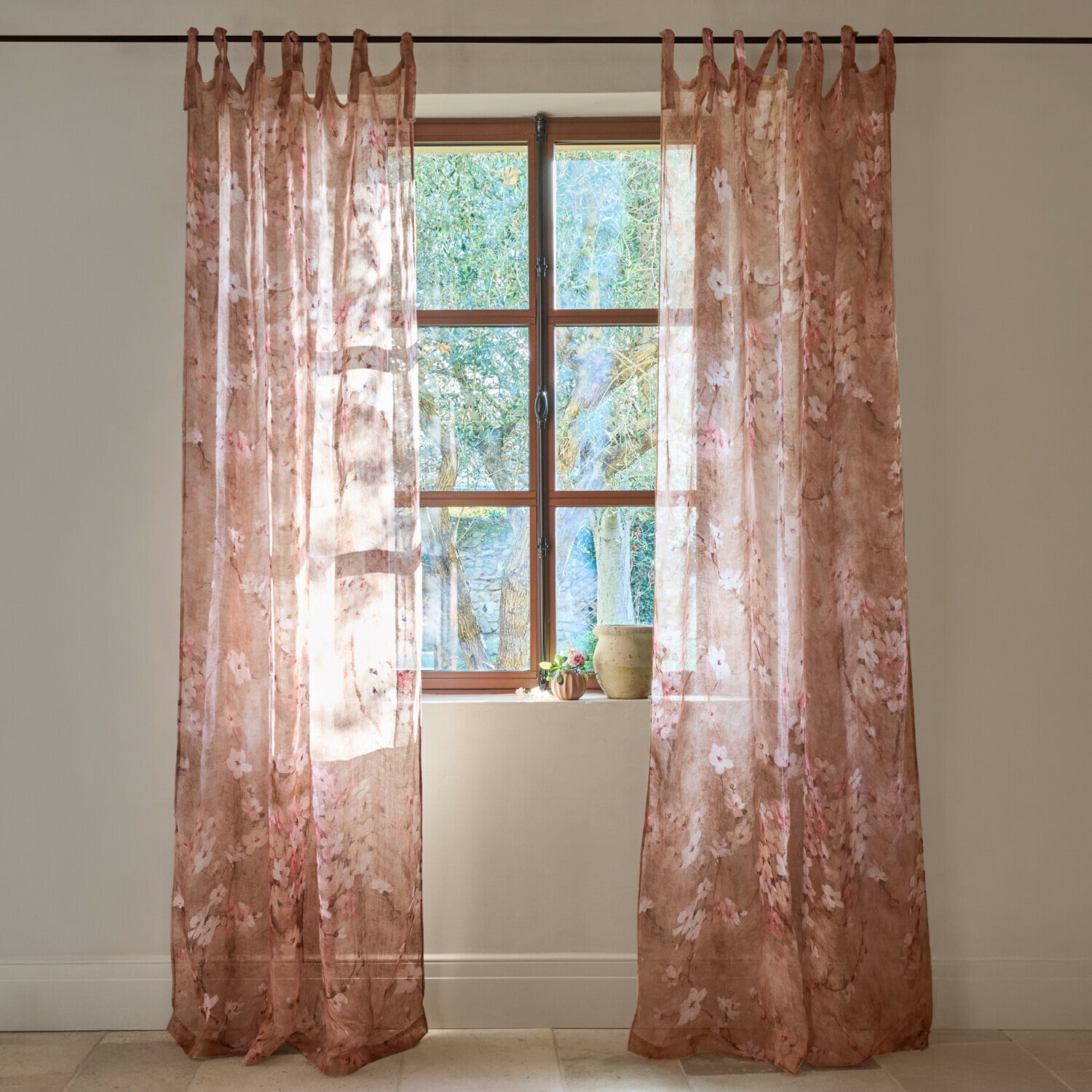 Cortinas transparentes con delicado estampado floral en tono marrón para decoración de ventanas