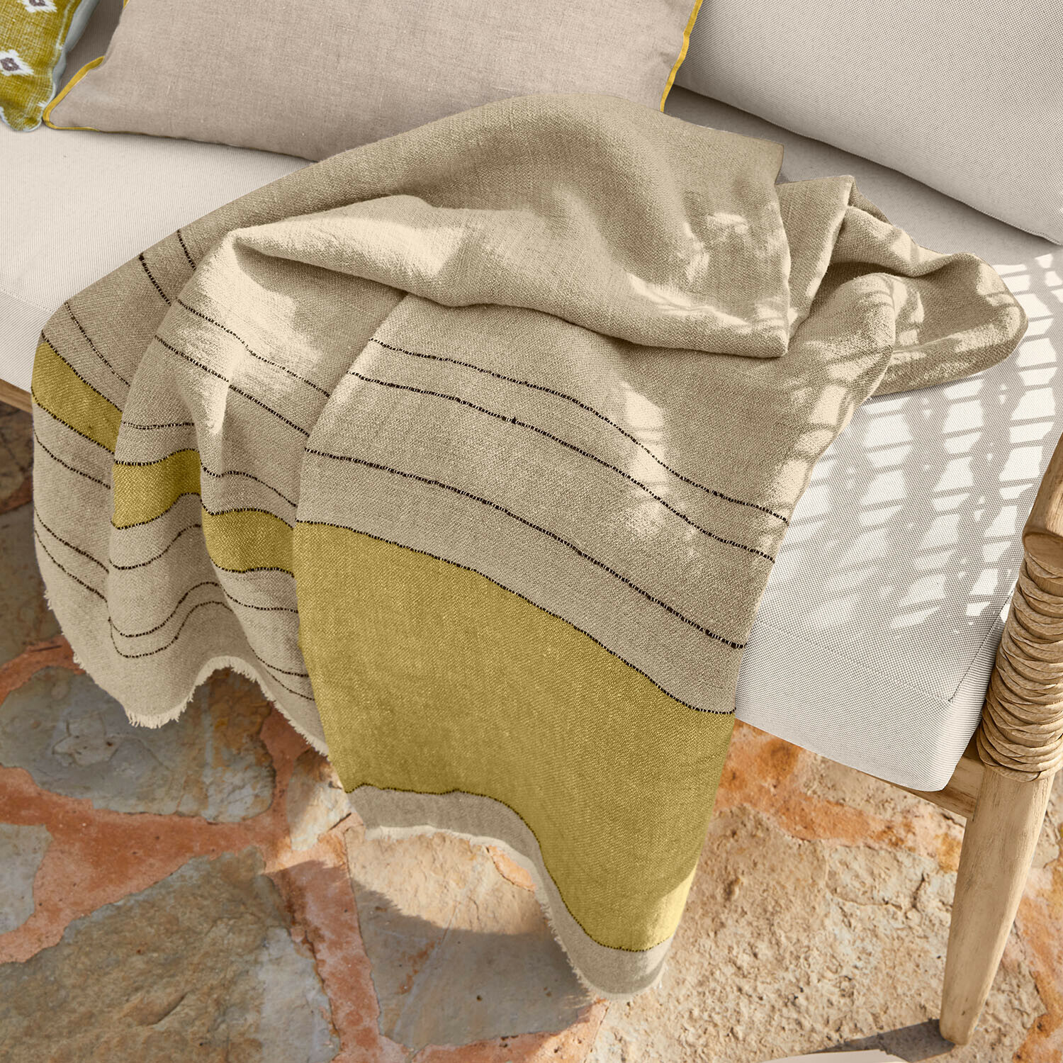 Plaid Brisalda Manta de lino beige y oliva con sutil diseño de rayas, perfecta para decoración y confort en el hogar