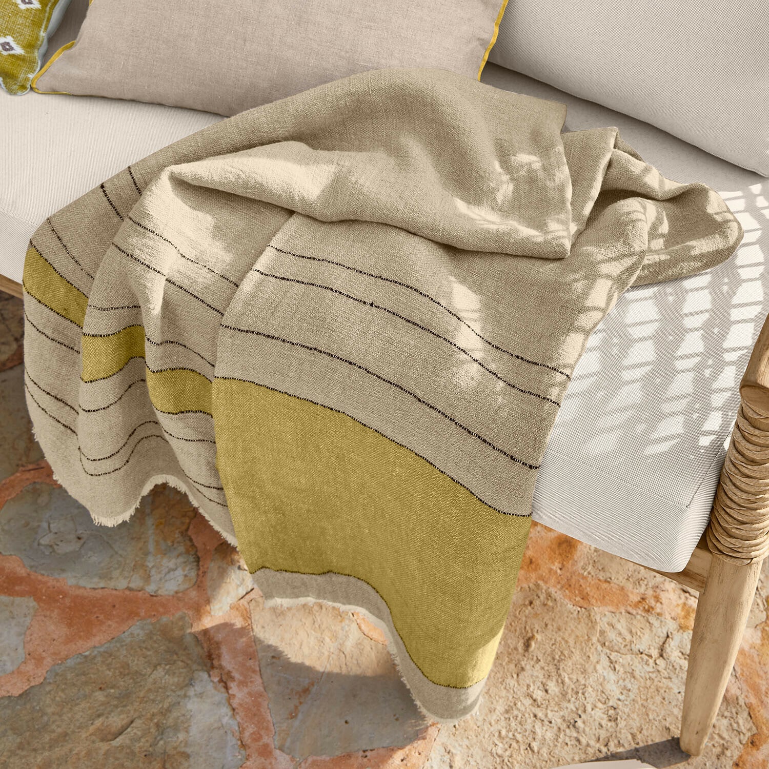 Plaid Brisalda Manta de lino beige y oliva con sutil diseño de rayas, perfecta para decoración y confort en el hogar