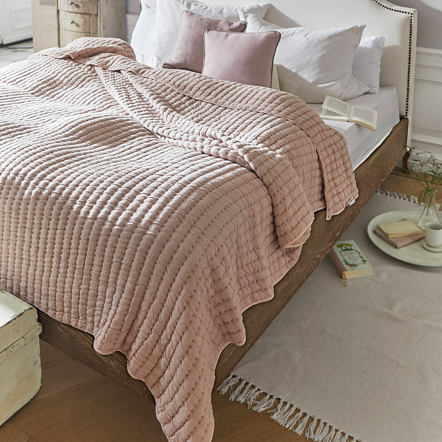 Colcha Herepian Manta acolchada de algodón rosa sobre cama de madera con ropa blanca en dormitorio acogedor