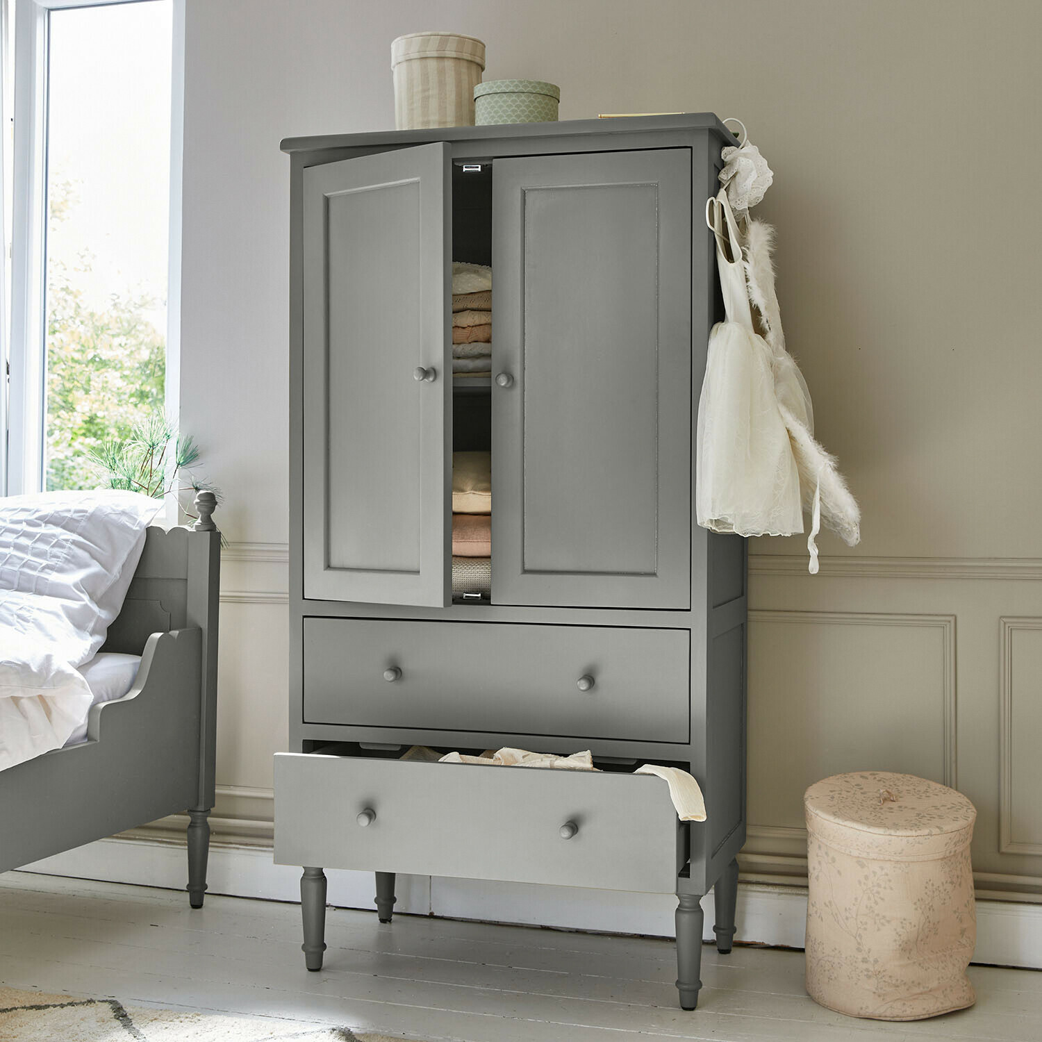 Armario verde de madera con dos cajones y estantes, mueble clásico para dormitorio