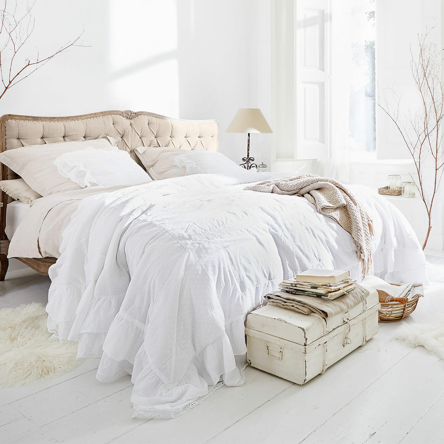 Colcha Pittefaux Dormitorio acogedor con cama beige tapizada y ropa de cama blanca de algodón estilo vintage