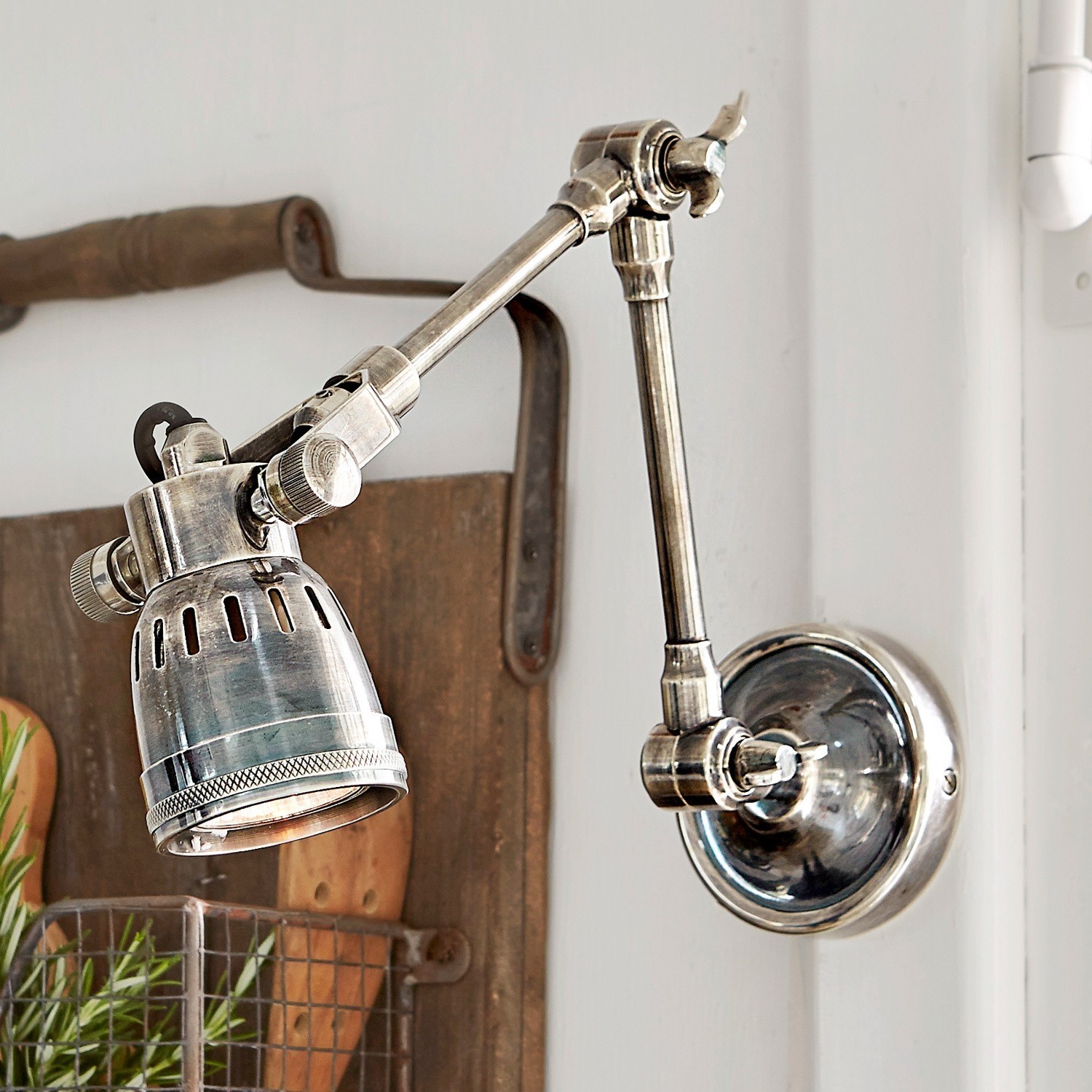 Aplique Abagail Lámpara de pared ajustable de metal plateado estilo vintage para iluminación interior elegante