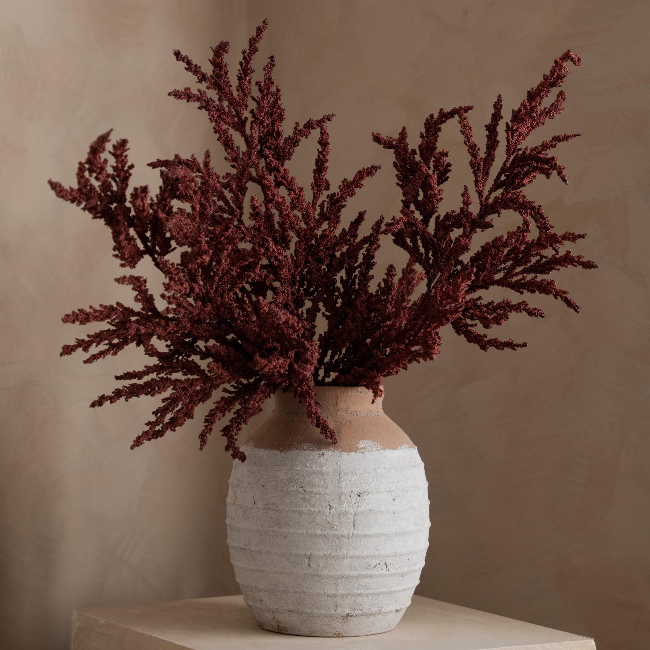 Jarrón de cerámica blanco y marrón con decoración de flores secas rojas para interiores