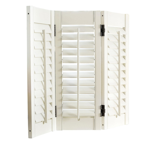 Panel de ventana de madera blanca con persianas ajustables, decoración interior y privacidad
