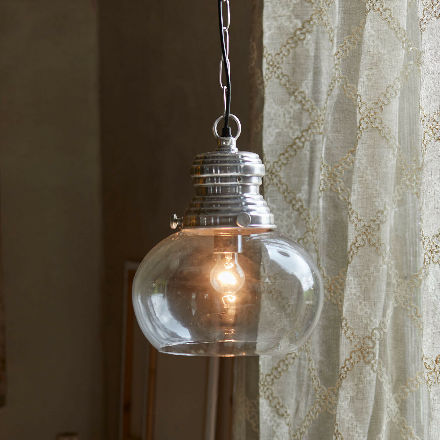 Lámpara colgante Jule Lámpara colgante de vidrio con pantalla metálica plateada, luz decorativa para salón