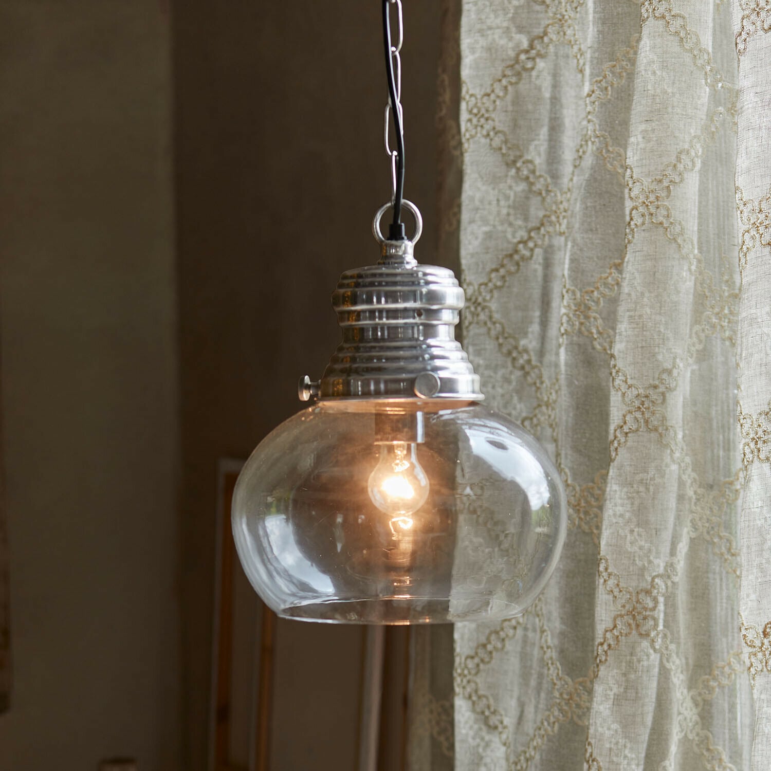 Lámpara colgante Jule Lámpara colgante de vidrio con pantalla metálica plateada, luz decorativa para salón
