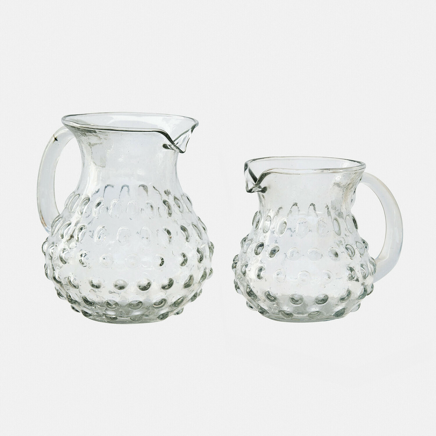 Set de 2 jarras Zaleema Conjunto de dos jarras de vidrio transparente con diseño en relieve, recipientes prácticos para bebidas