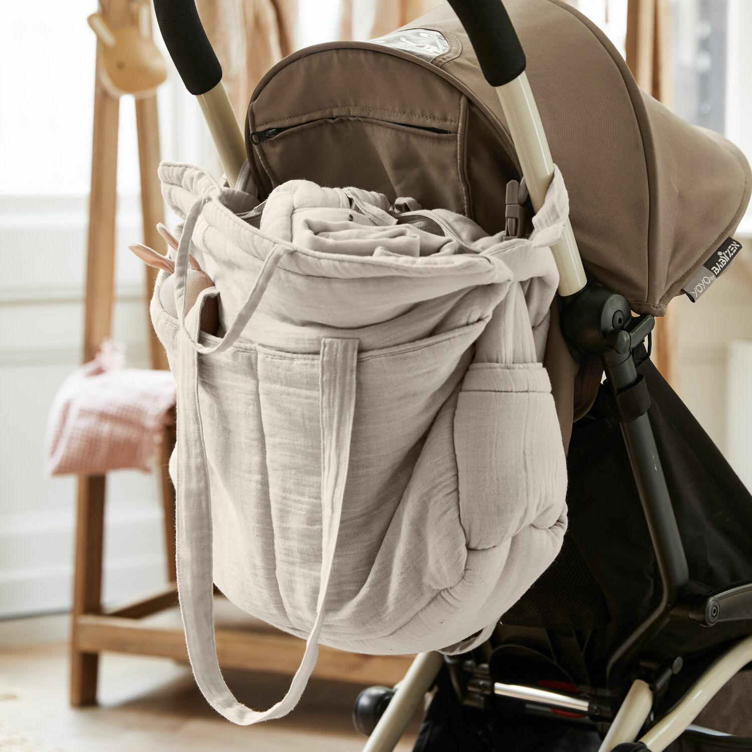 Bolso cambiador Mireval Bolsa beige de tela suave colgada del manillar de un cochecito, accesorio práctico para padres