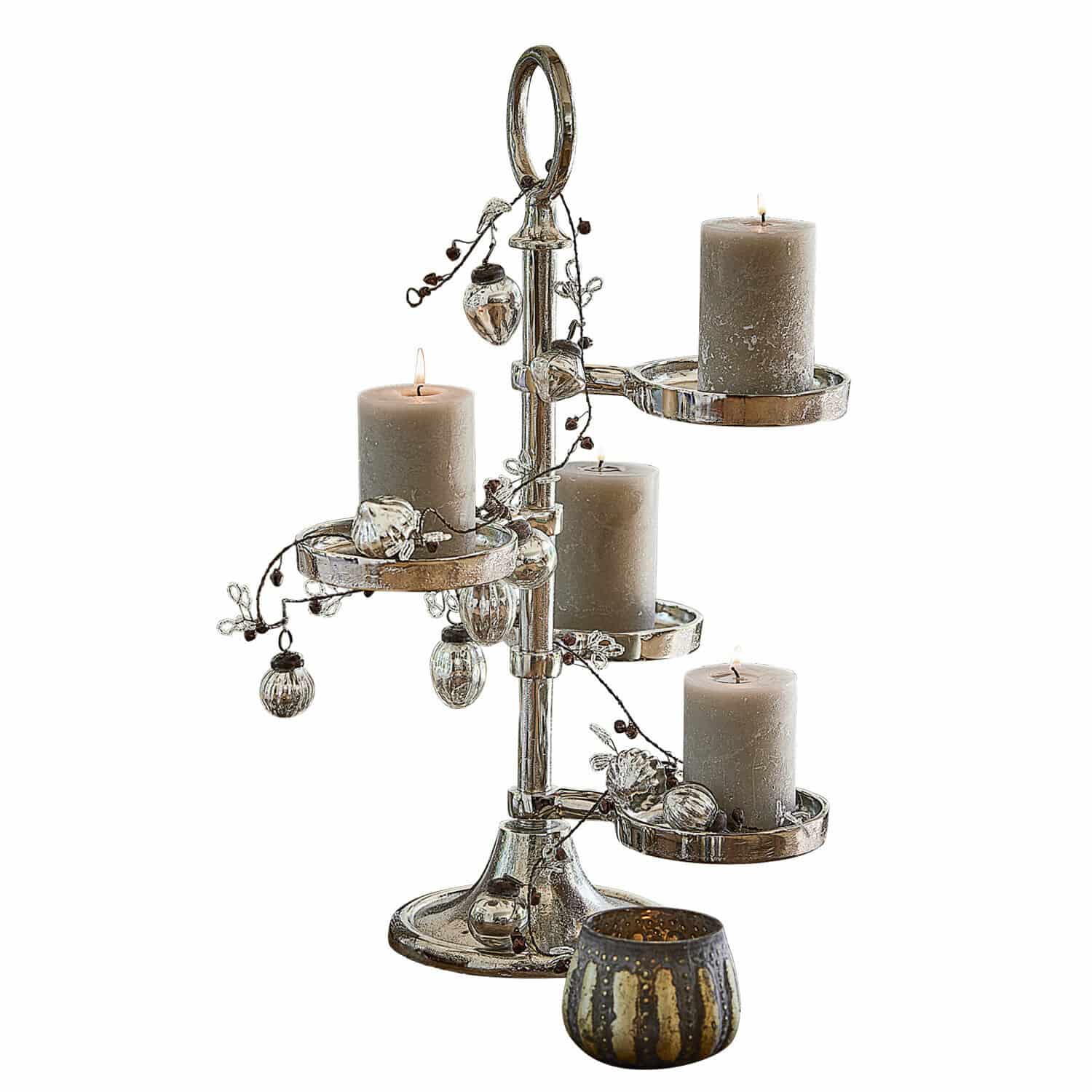 Portavelas Hanad Candelabro metálico con cuatro velas grises y adornos colgantes sobre fondo blanco