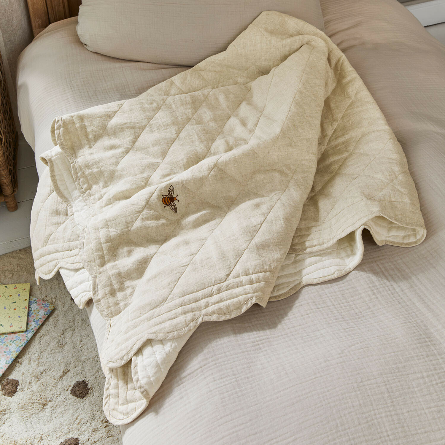 Colcha Fluttery Colcha acolchada beige con bordado de abeja sobre cama, tela de algodón suave para dormitorio