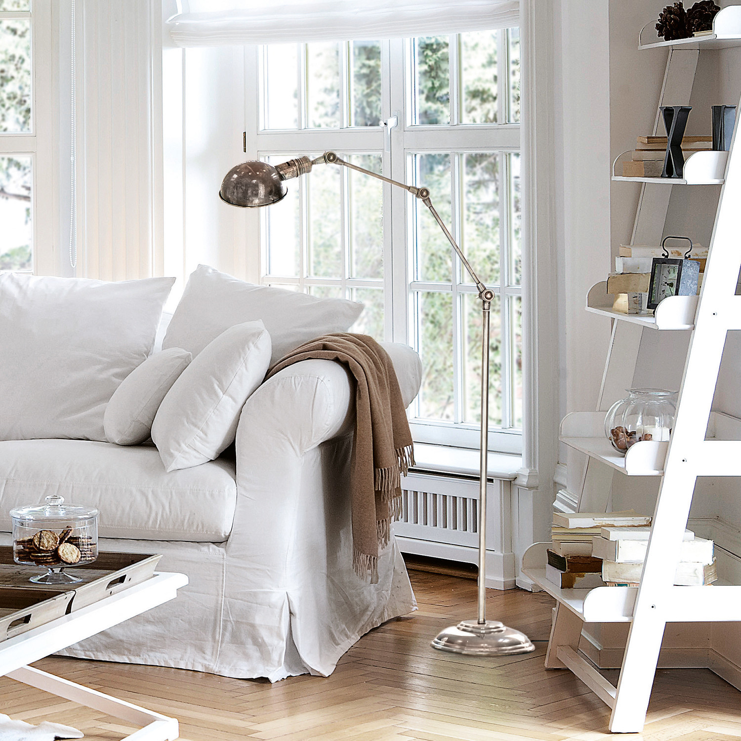 Lámpara de pie Tulsa Lámpara de pie metálica con brazo ajustable en sala luminosa con sofá blanco y suelo de madera