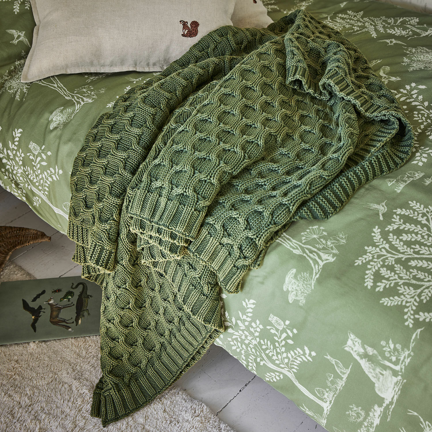 Plaid Sovilex Manta gruesa de punto verde sobre cama con funda verde con motivos naturales, decorativa y cálida