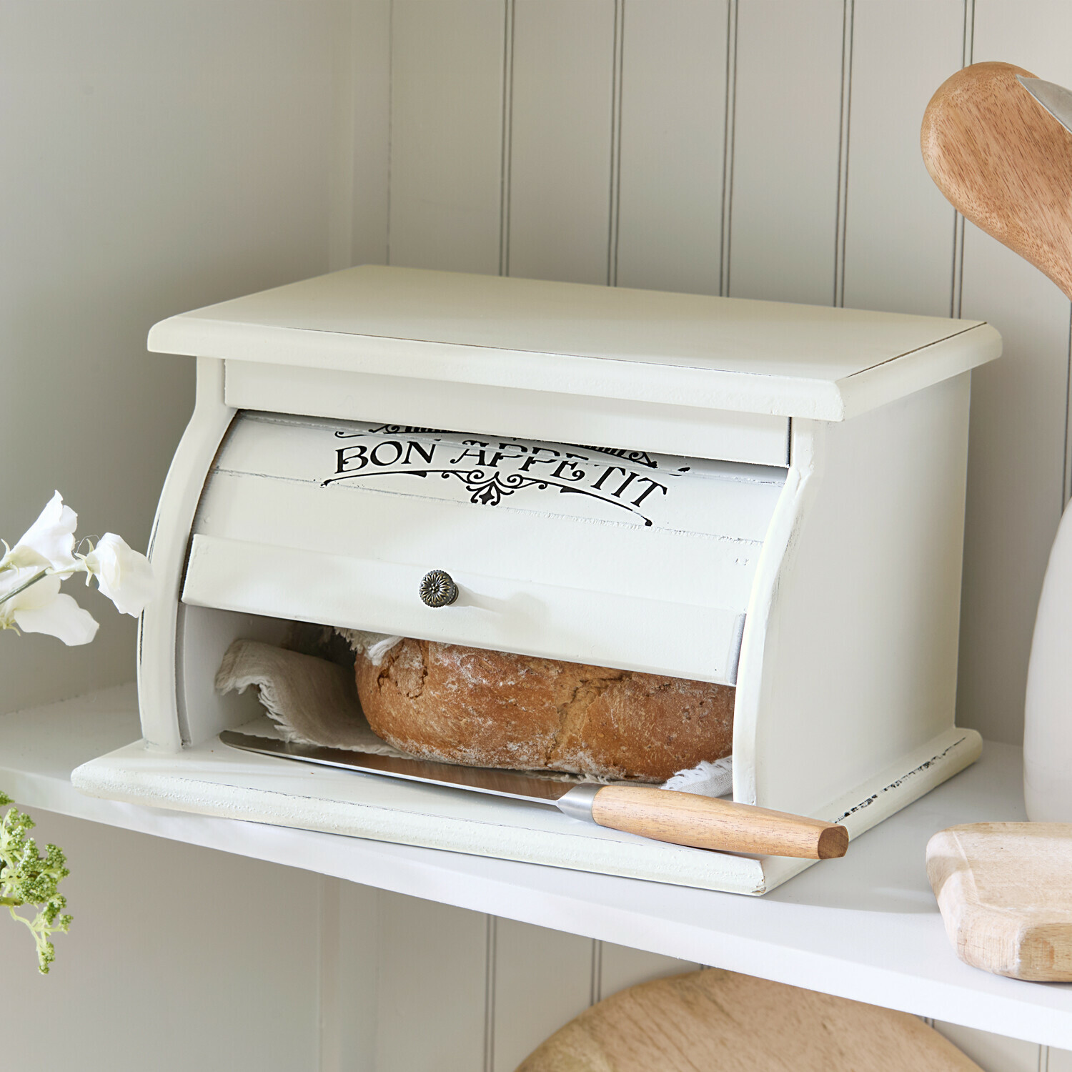 Panera Bon Appetit Panera de madera blanca con texto Bon Appétit y cuchillo de pan sobre estante de cocina