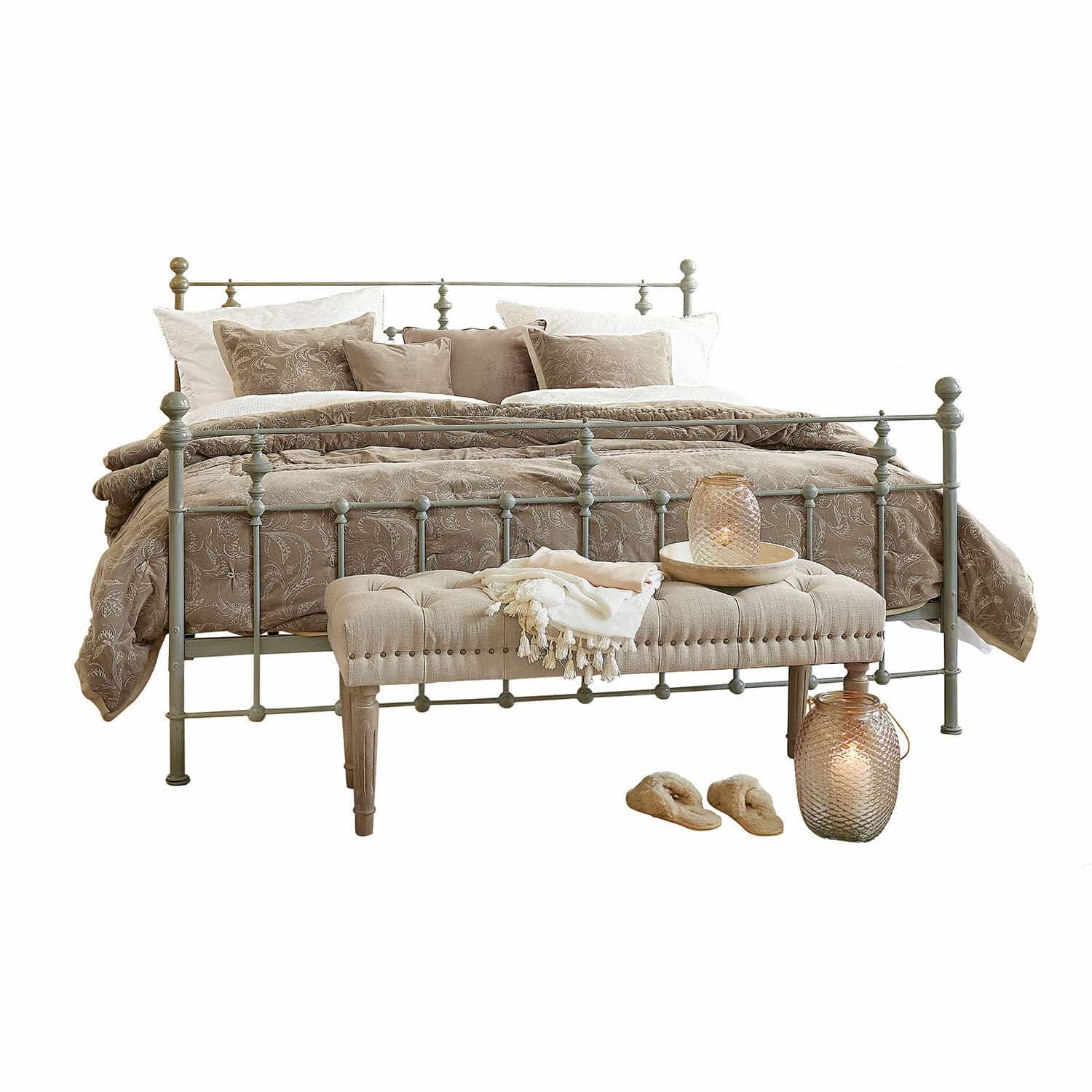Cama Beauvierre Cama de metal con ropa de cama beige y banco acolchado, decoración acogedora y zapatillas