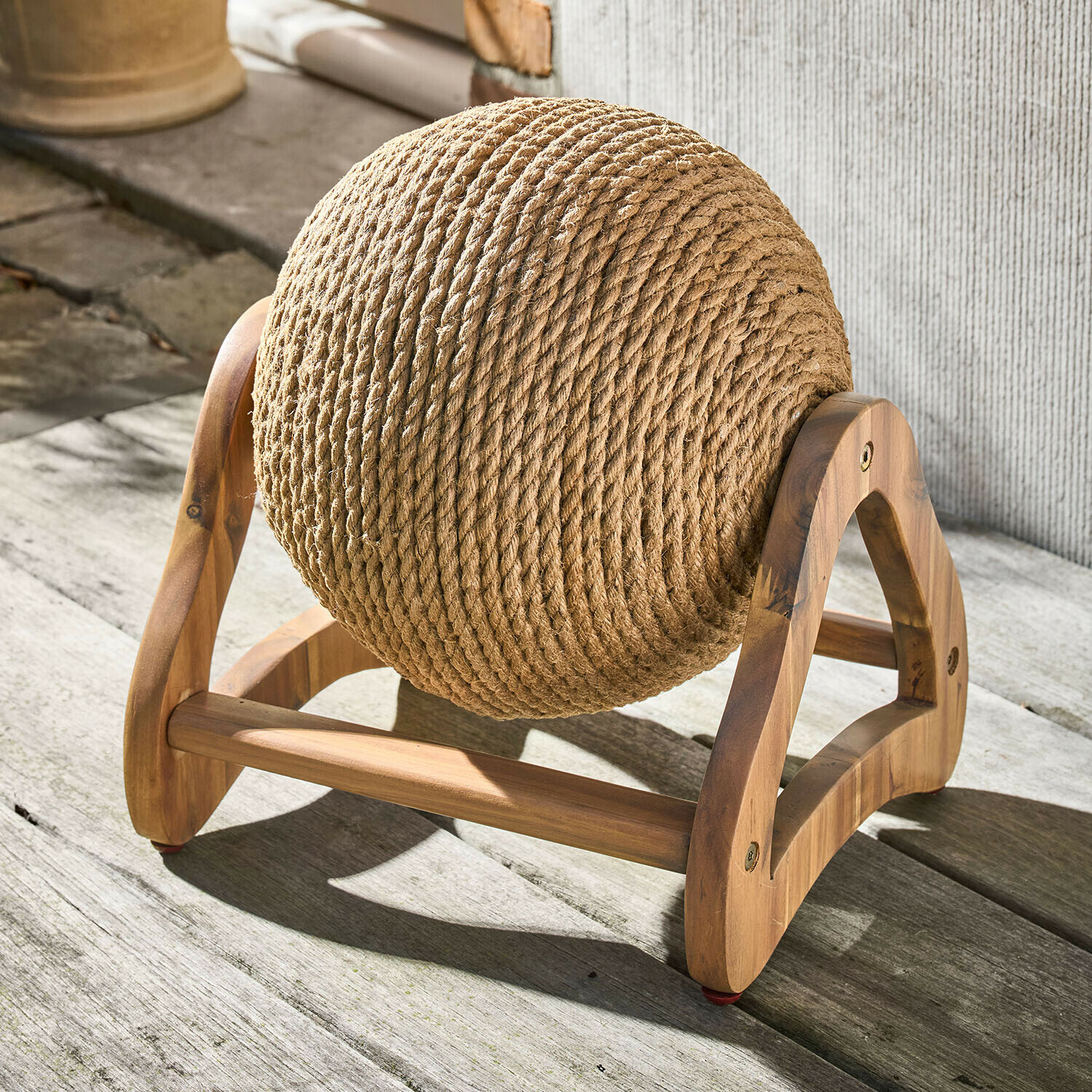 Rascador redondo para gatos de cuerda natural con base de madera clara para interiores