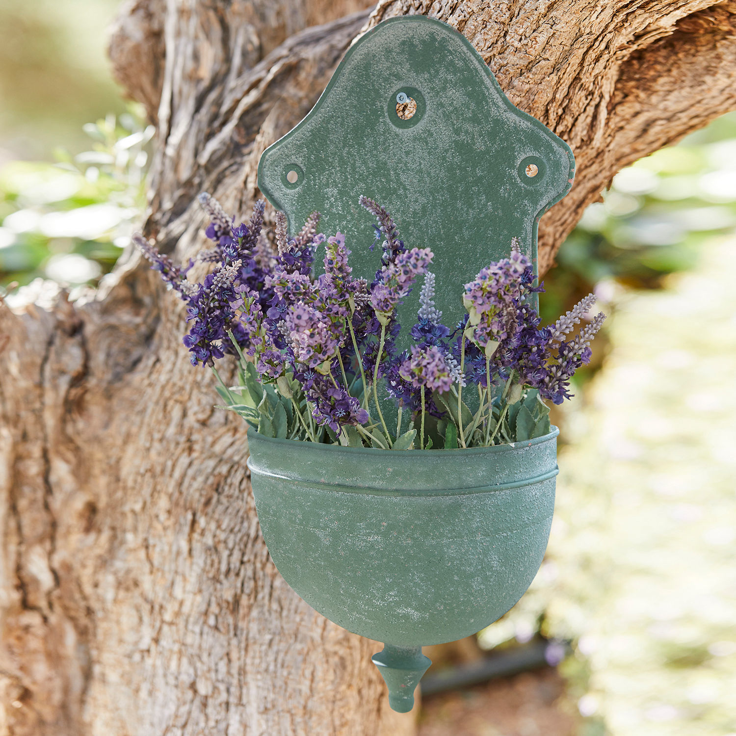 Fuente de pared Sedan Maceta de pared metálica verde con flores de lavanda moradas para decoración de jardín