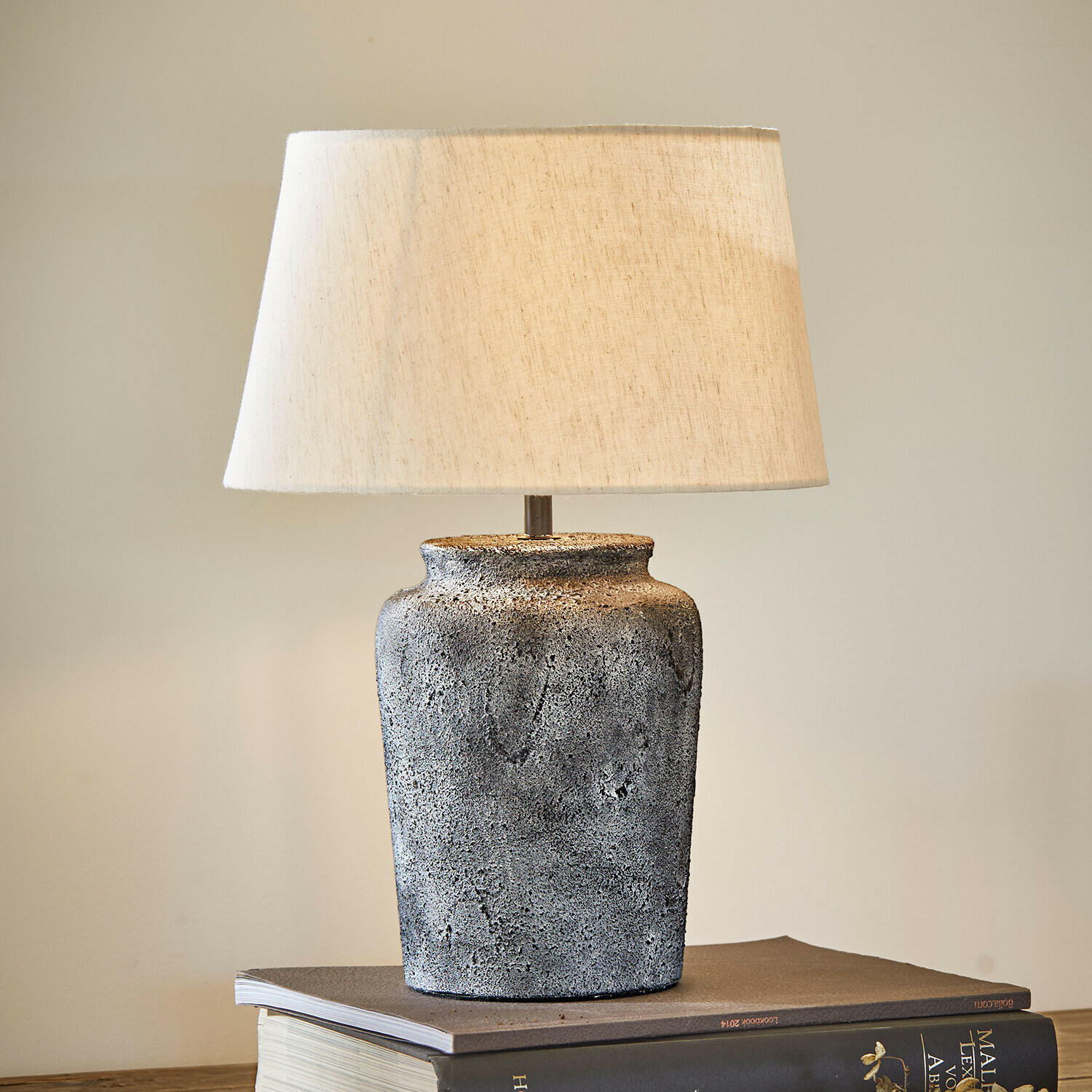 Lámpara de mesa Karvienne Lámpara de mesa con base de cerámica gris y pantalla crema sobre libros, decoración de interiores