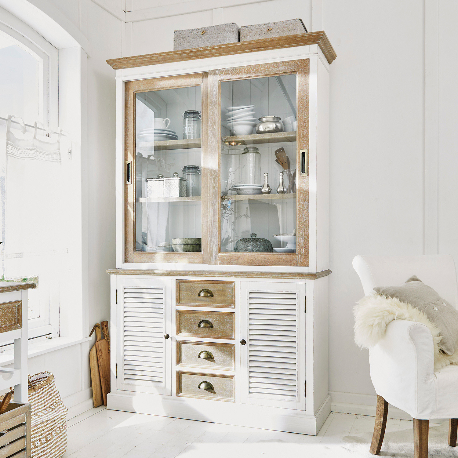 Armario Moosehide Vitrina de madera blanca con puertas correderas de vidrio y cajones en estilo rústico