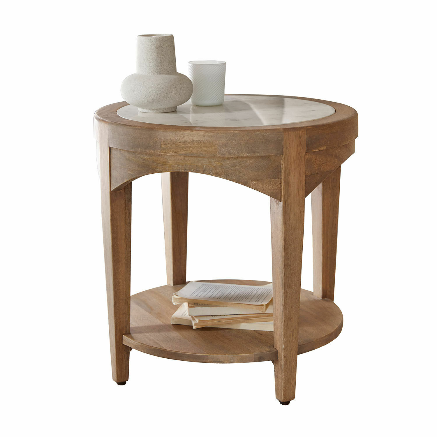 Mesa auxiliar Annabelle Mesa auxiliar redonda de madera con tapa de mármol natural, decorada con libros y objetos