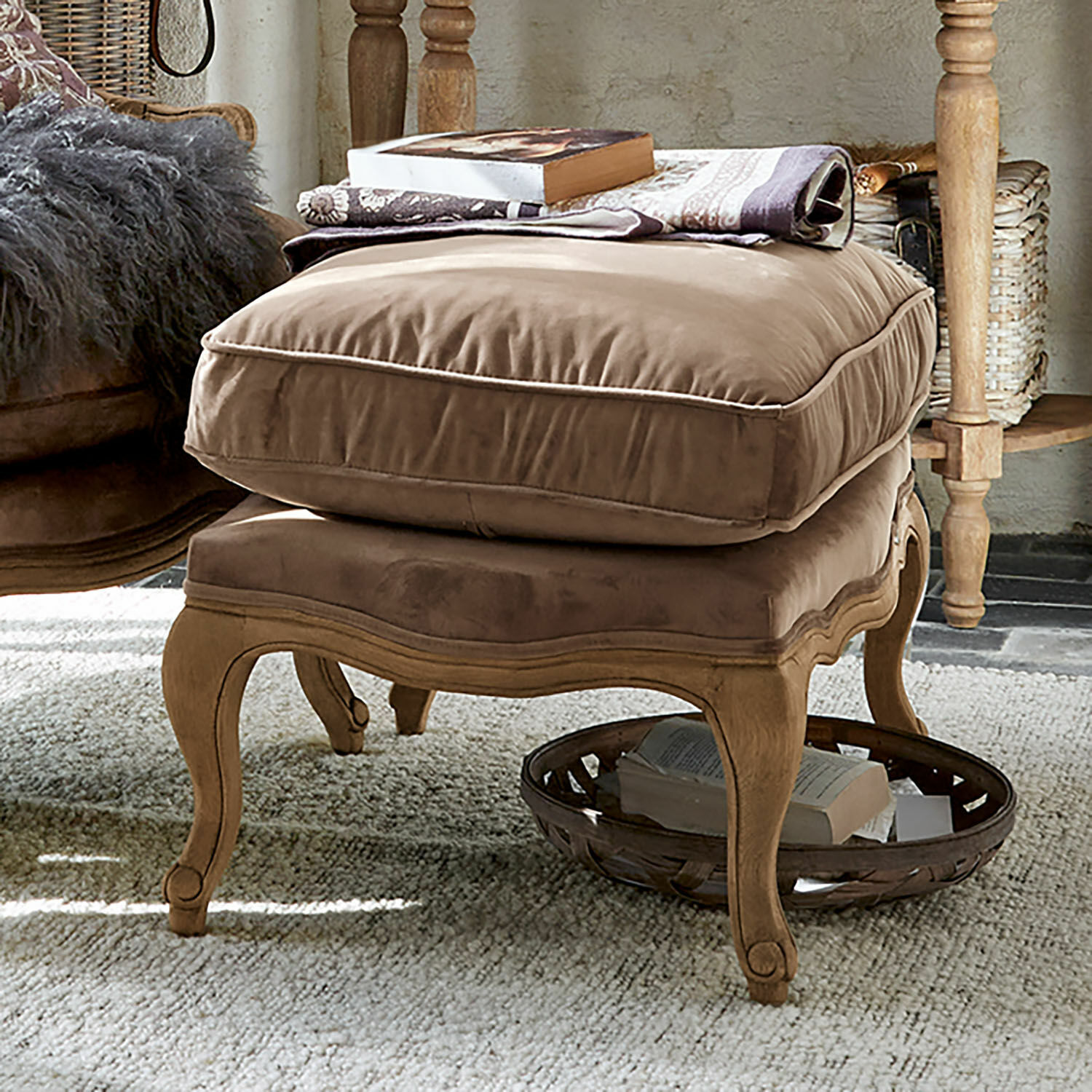 Taburete Corlay Reposapiés beige con cojín de terciopelo suave y marco de madera tallada estilo vintage