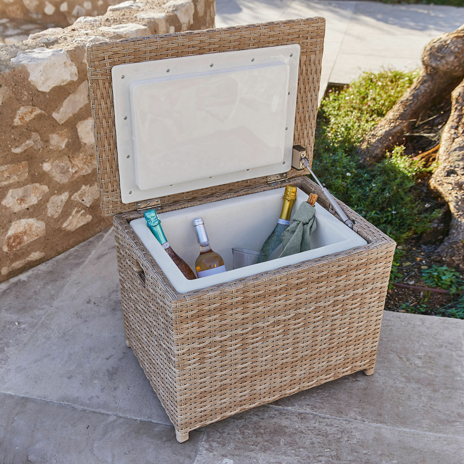 Nevera portátil Karamea Caja enfriadora abierta de ratán natural con botellas de vino y vaso al aire libre