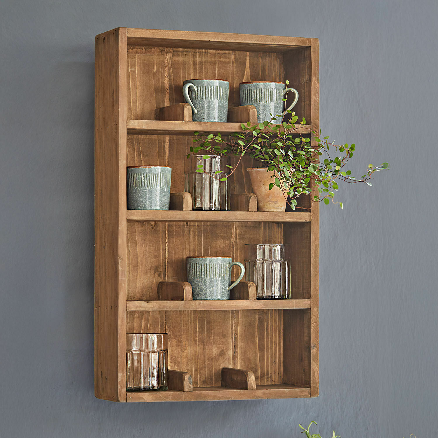 Estantería de pared Sunnybrook Estante de pared de madera natural con tazas de cerámica y vasos, almacenamiento para cocina rústica