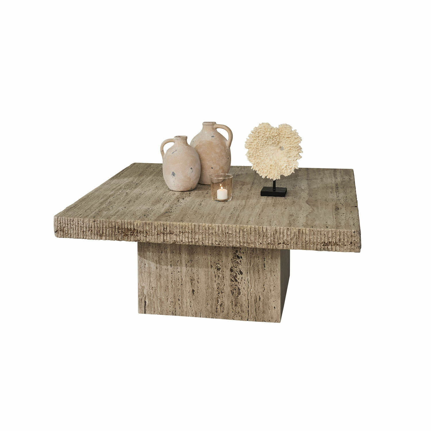 Mesa de centro Gainsbury Mesa de centro cuadrada de travertino beige con jarras decorativas y vela encendida