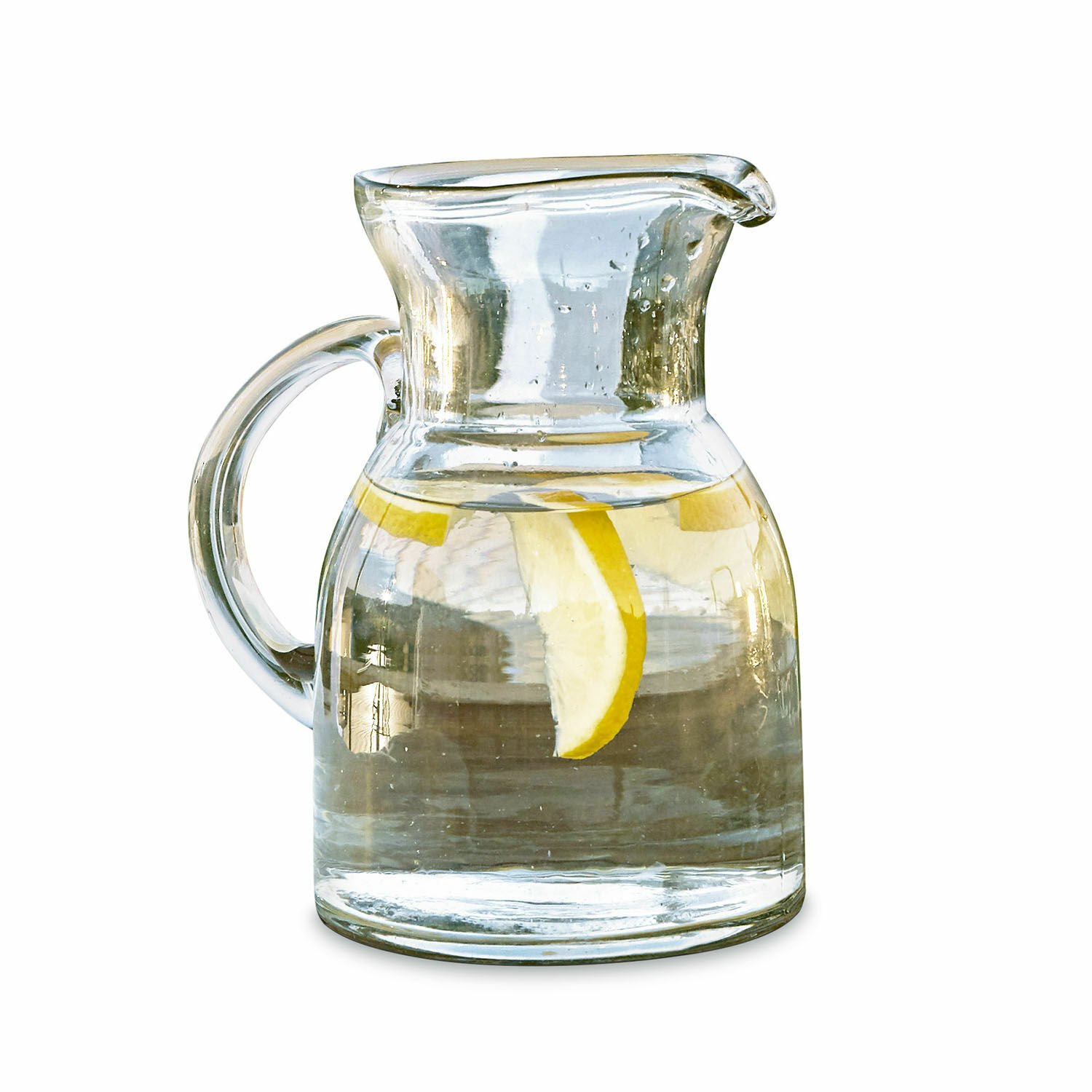 Jarra Clarksville Jarra de vidrio con asa llena de agua y rodaja de limón, perfecta para servir bebidas