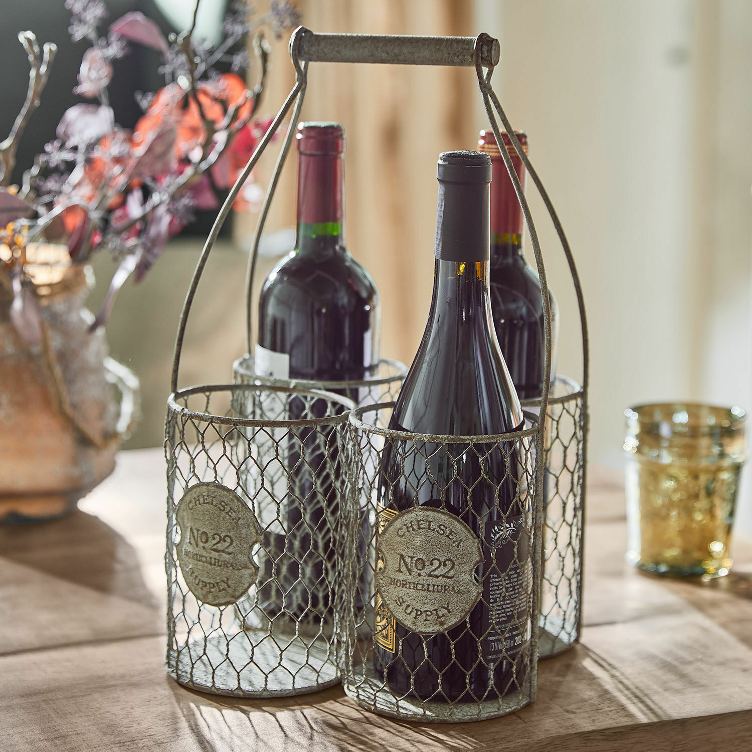 Portabotellas Alexandre Soporte metálico para cuatro botellas de vino con estructura de malla y asa para transportar