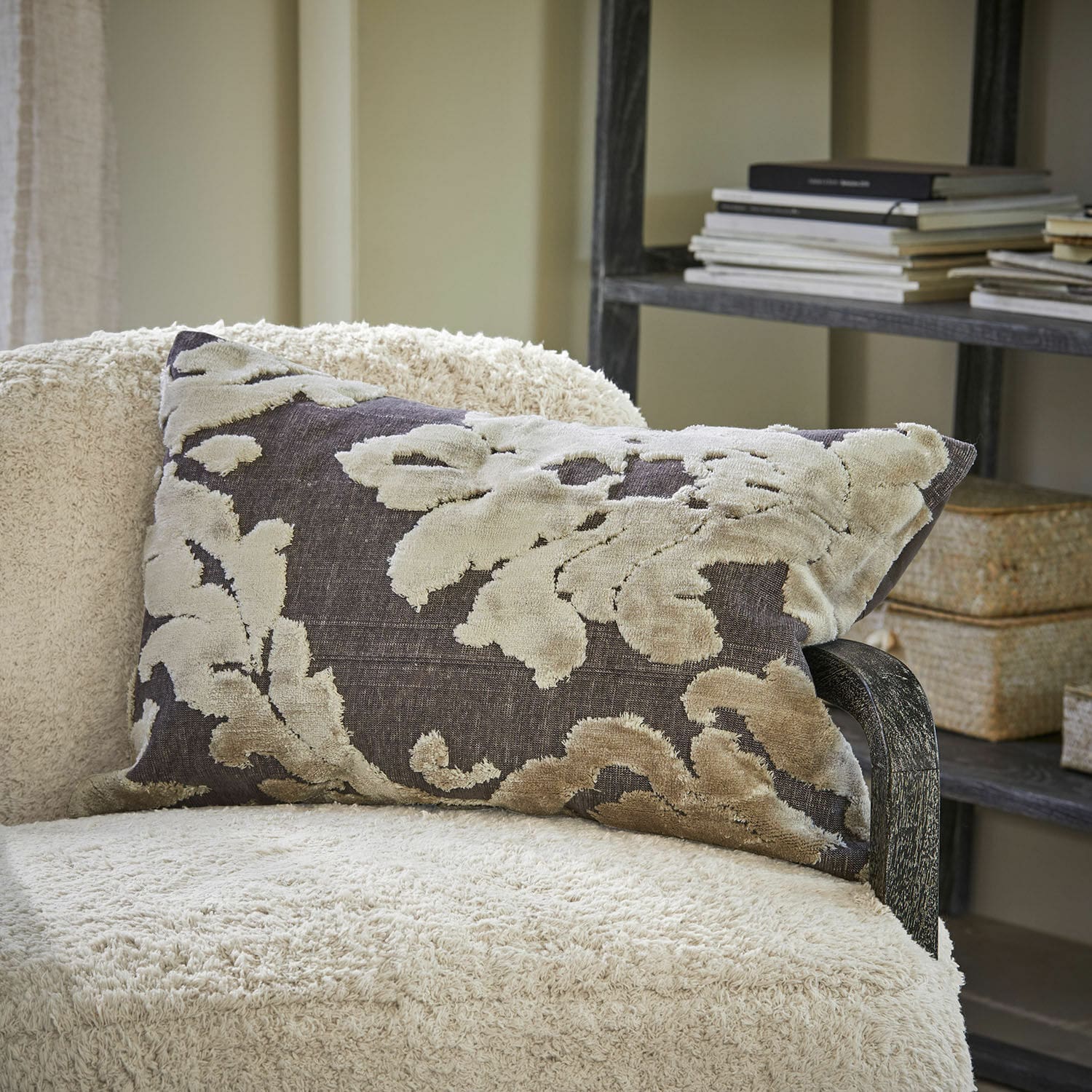 Funda de cojín Plaisancière Cojín decorativo beige con diseño sobre fondo gris oscuro en sillón crema, textil para salón