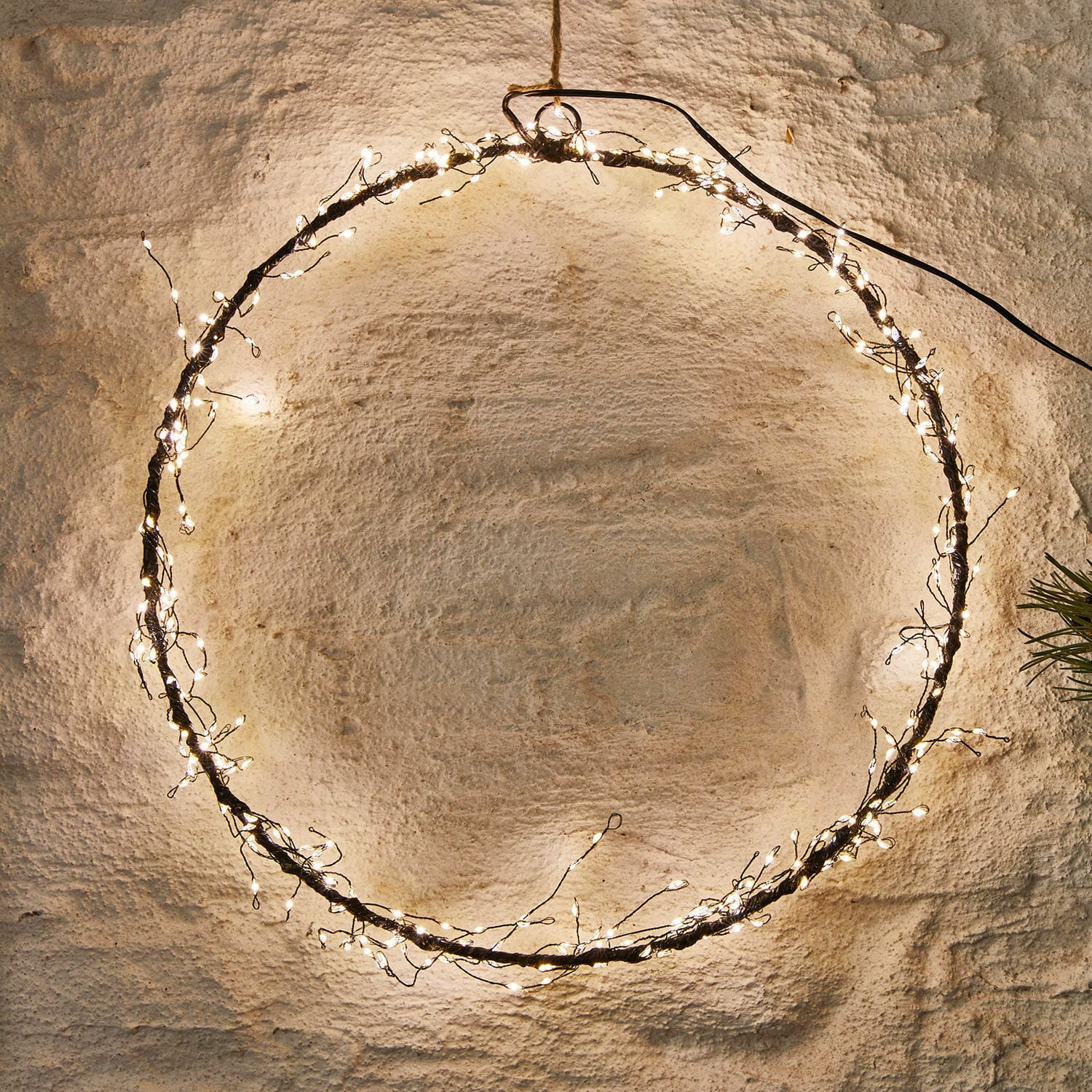 Corona LED Estavino Corona redonda de metal fino con luces LED blancas cálidas para decoración de paredes
