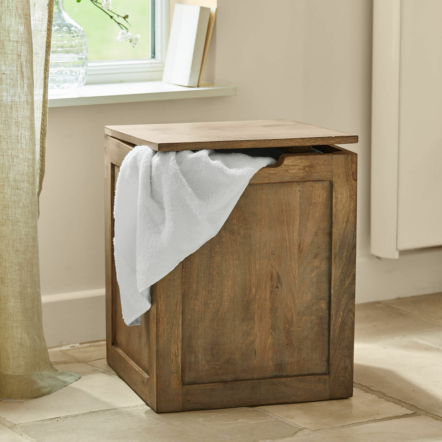 Cesto para ropa Queristo Baúl de madera en color natural con toalla blanca, mueble de almacenamiento para baño