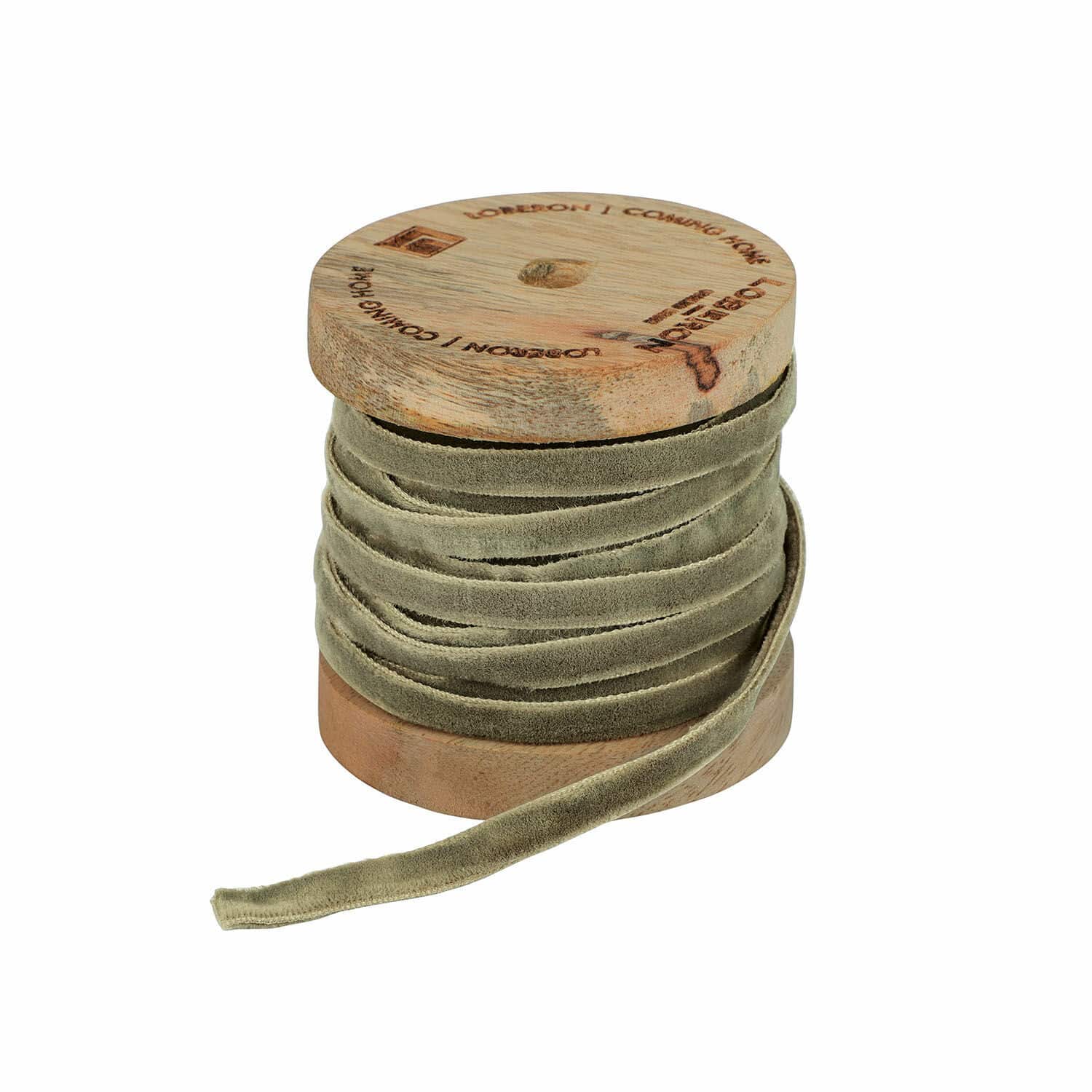 Cinta de terciopelo Olessa Cinta de terciopelo gris enrollada en carrete de madera para decoración y manualidades
