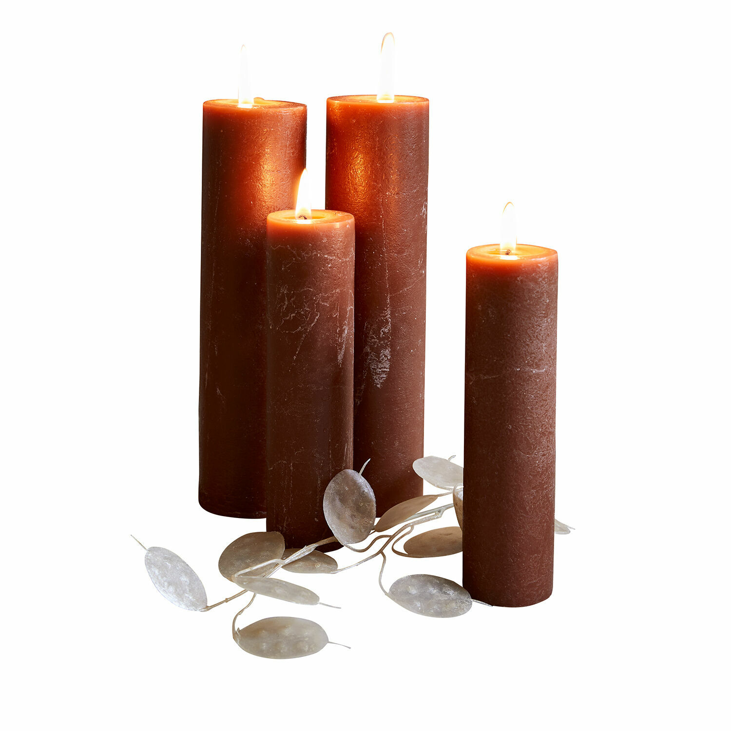 Set de 4 velas Avinal Conjunto de cuatro velas marrones de cera natural con hojas decorativas, ideal para decoración interior