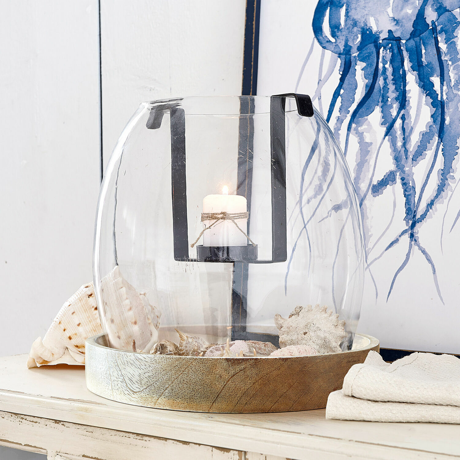 Farol de vidrio con asa metálica negra y base de madera con conchas, decoración para el hogar