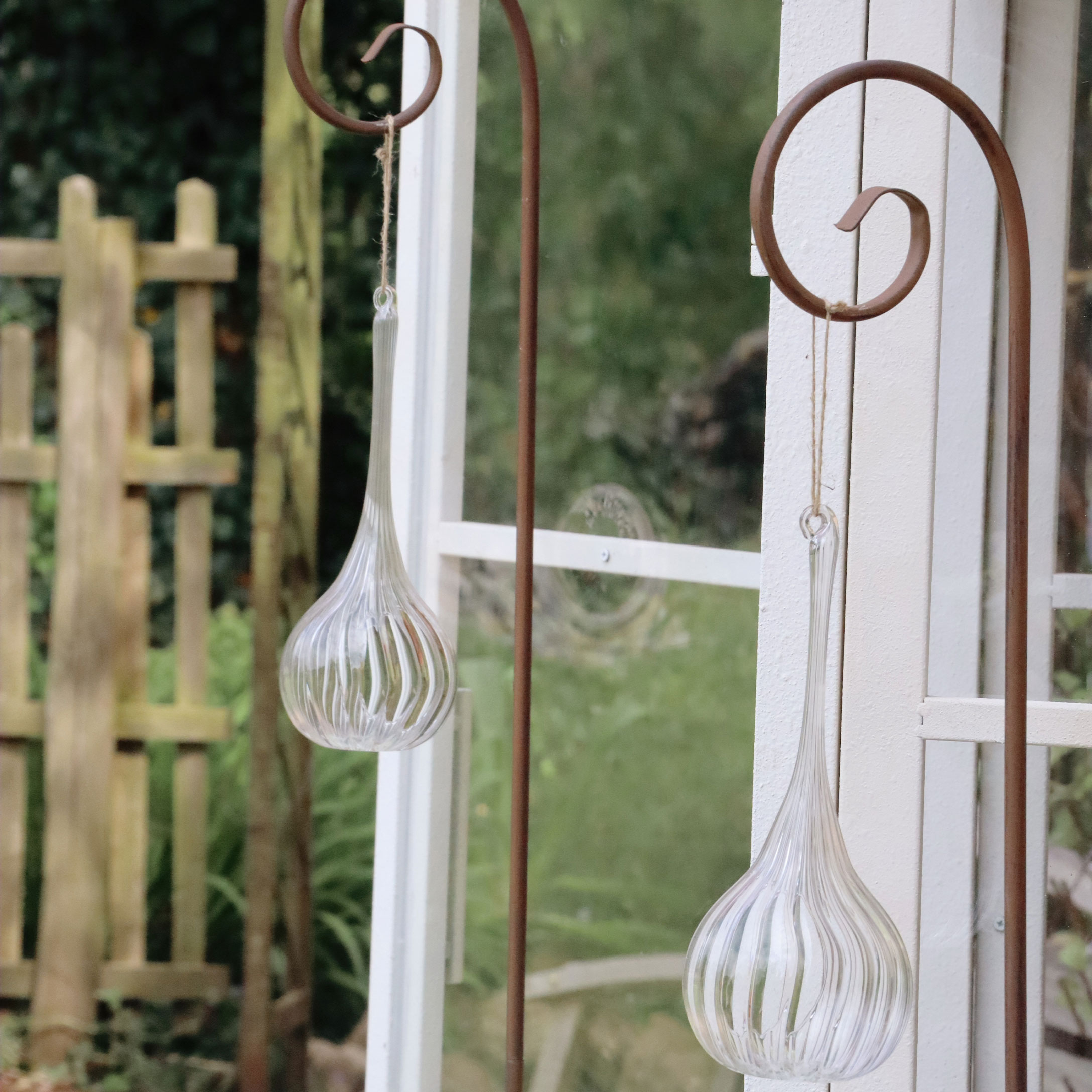 Decoración de jardín de vidrio colgada en gancho de metal estilo rústico