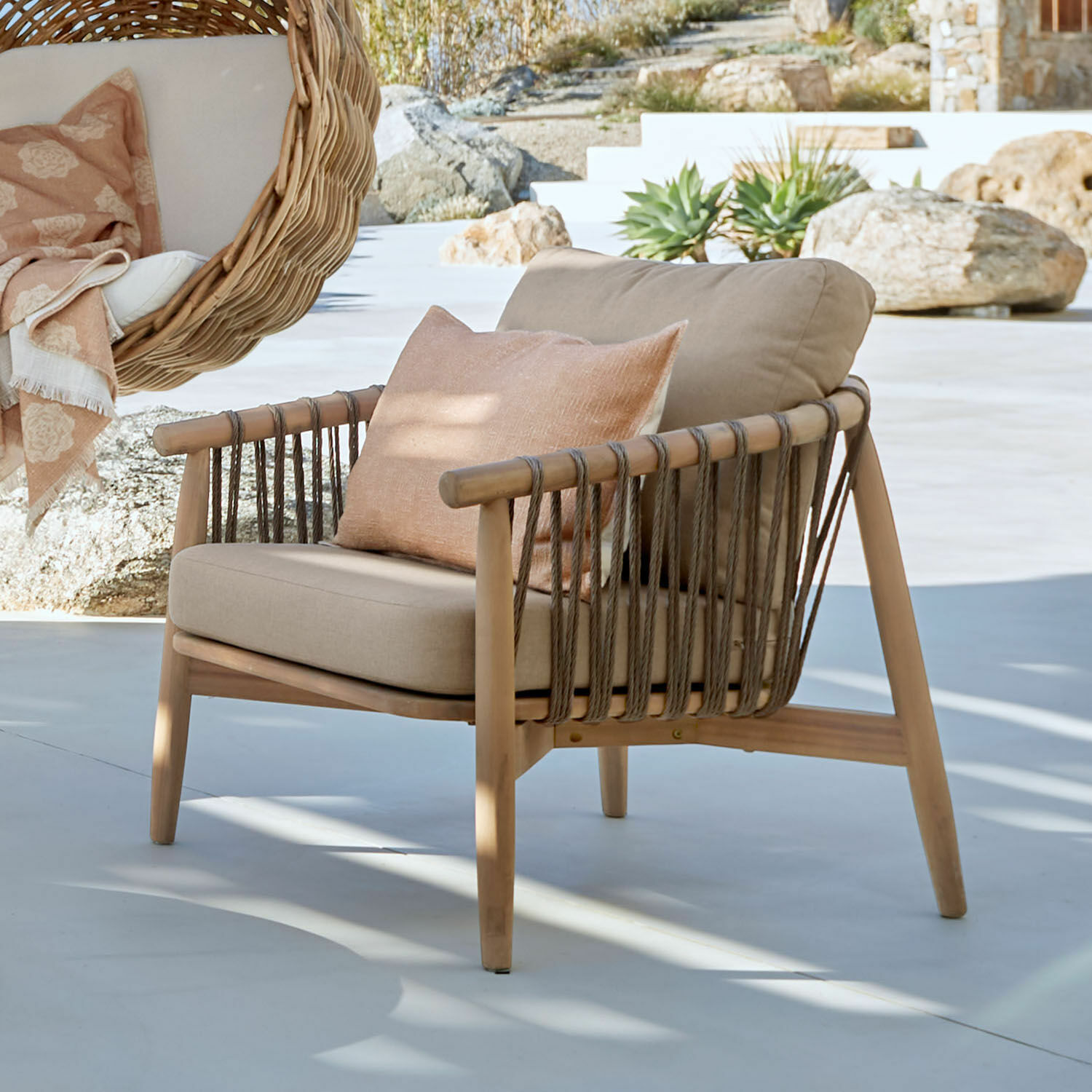 Sillón FSC®-100% Thornwick Sillón de exterior de madera y cuerda beige con cojín, muebles modernos para terraza