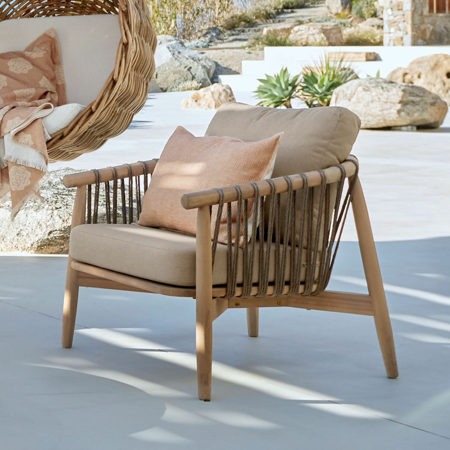 Sillón FSC®-100% Thornwick Sillón de exterior de madera y cuerda beige con cojín, muebles modernos para terraza