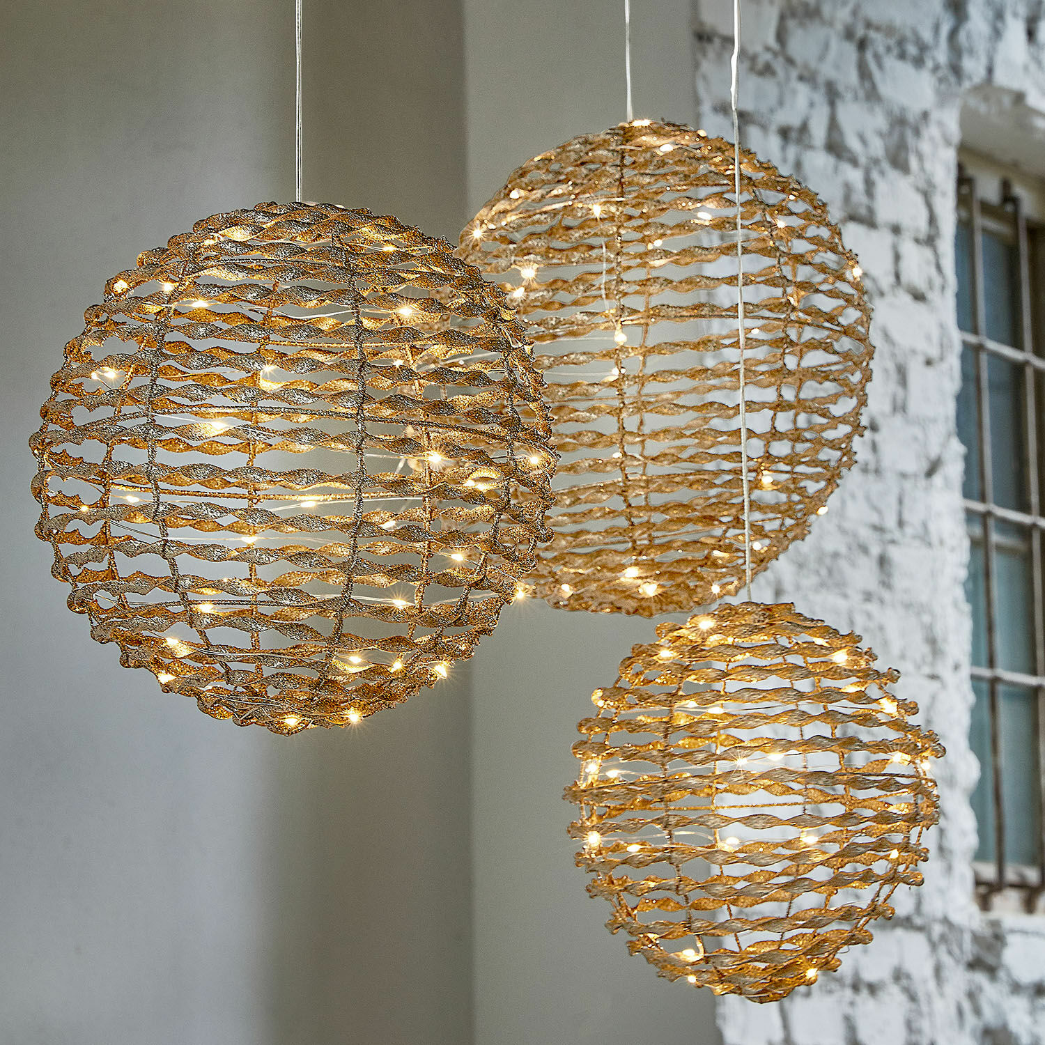 Set de 3 esferas LED Thalindra Tres esferas metálicas doradas con luces LED delicadas para decoración interior