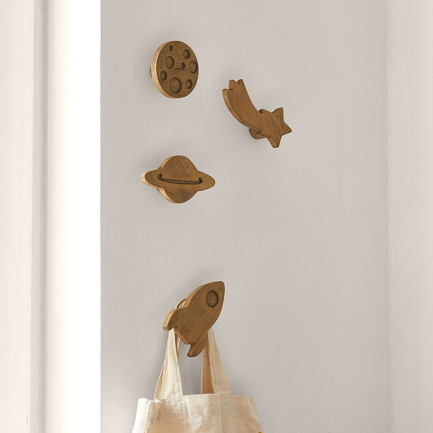 Set de 4 ganchos de pared Xeltra Perchas de pared de madera con forma de cohete, planeta, cometa y luna en color natural para habitación infantil