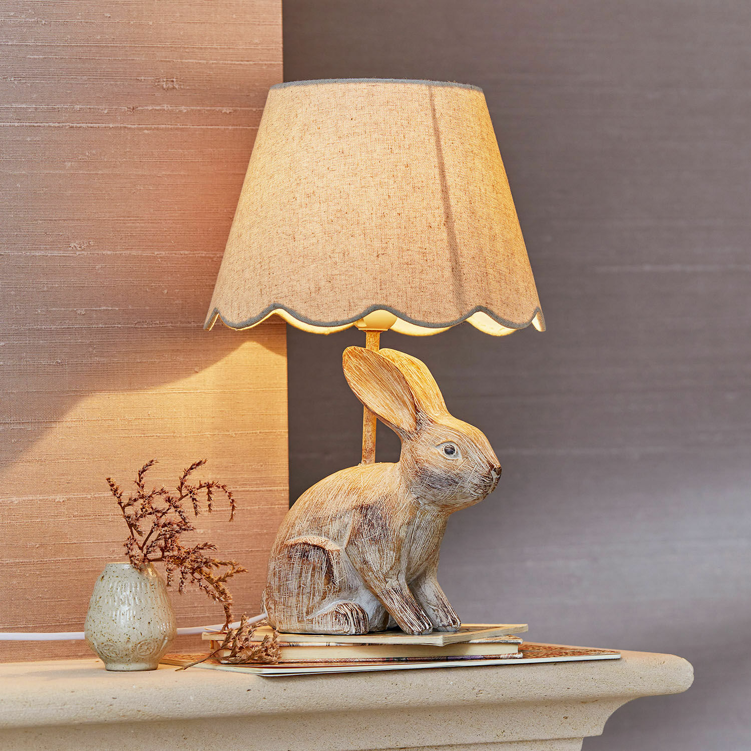 Lámpara de mesa Ryen Lámpara de mesa con pantalla beige y base de conejo de madera, decoración acogedora para el hogar