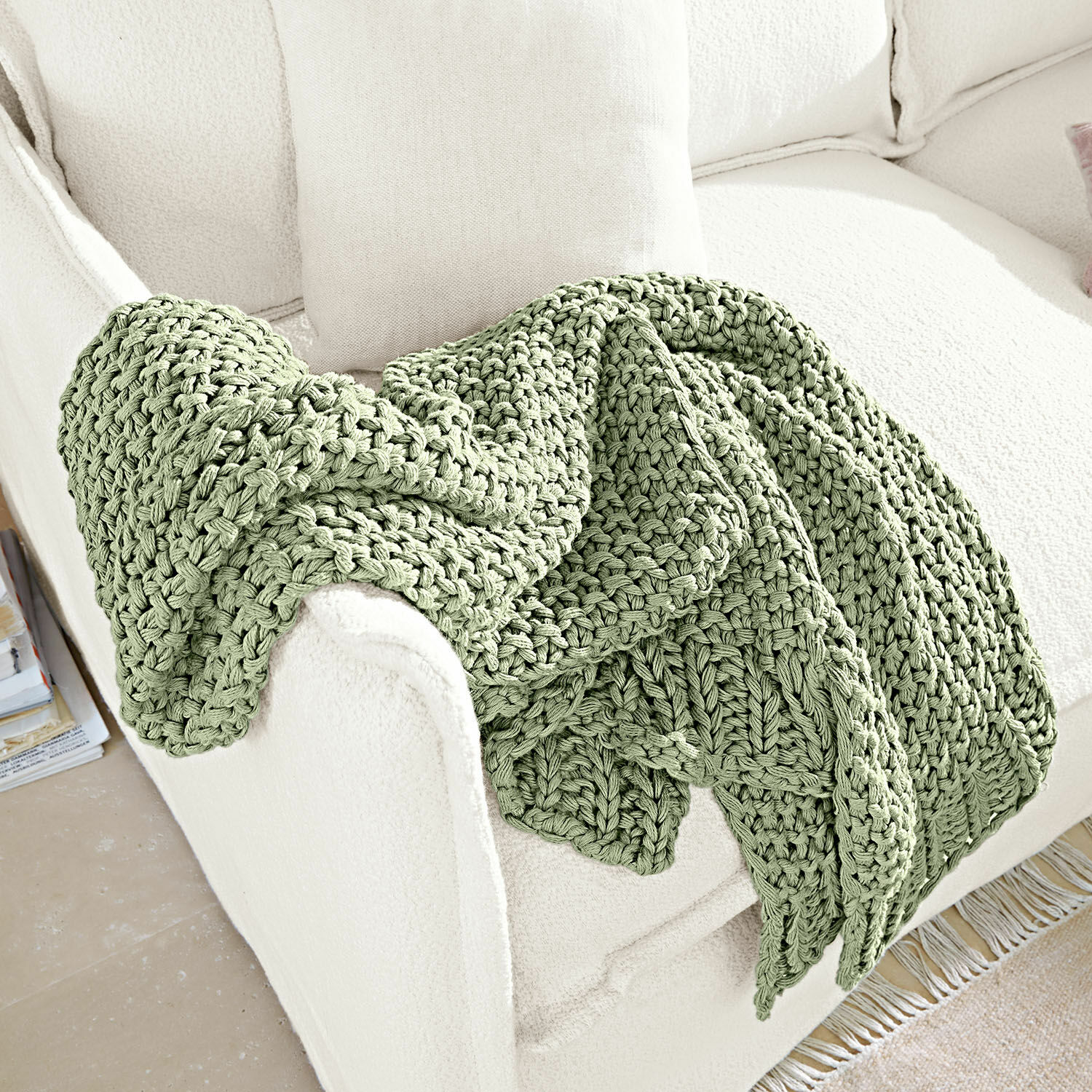 Plaid Plixoren Manta verde gruesa de punto sobre sofá blanco, decoración acogedora y confortable