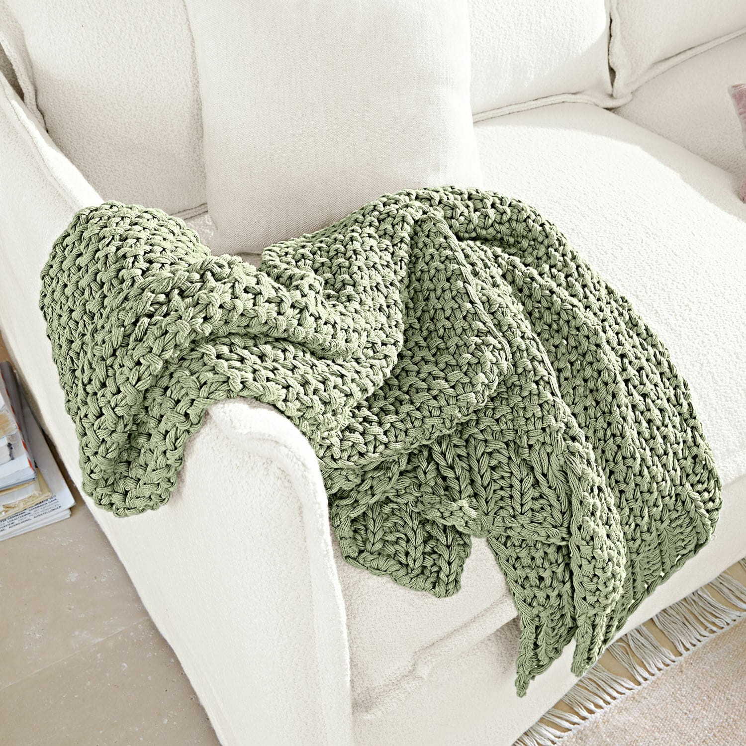 Plaid Plixoren Manta verde gruesa de punto sobre sofá blanco, decoración acogedora y confortable