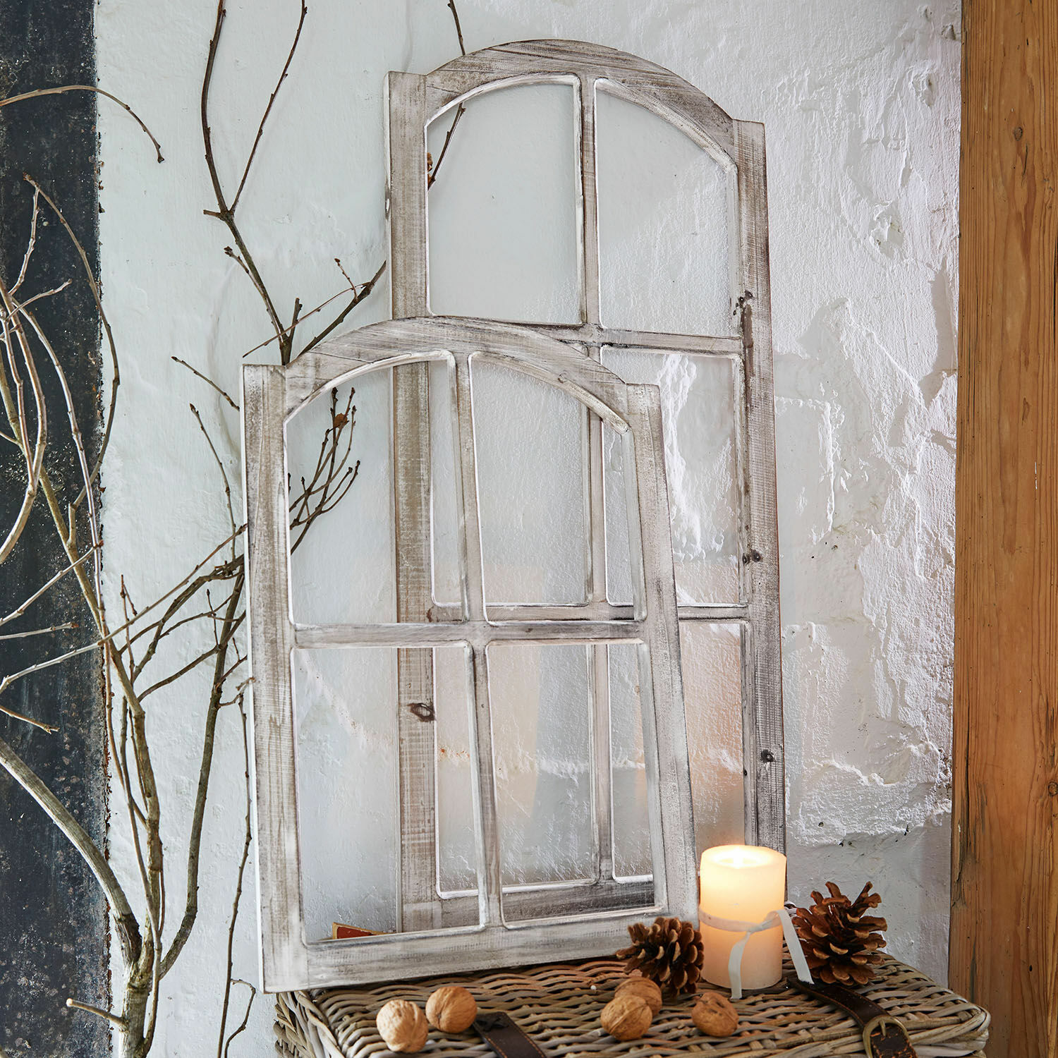 Juego de 2 ventanas decorativas Parakou Ventanas decorativas de madera blanca envejecida sobre cesta de mimbre con nueces y vela encendida