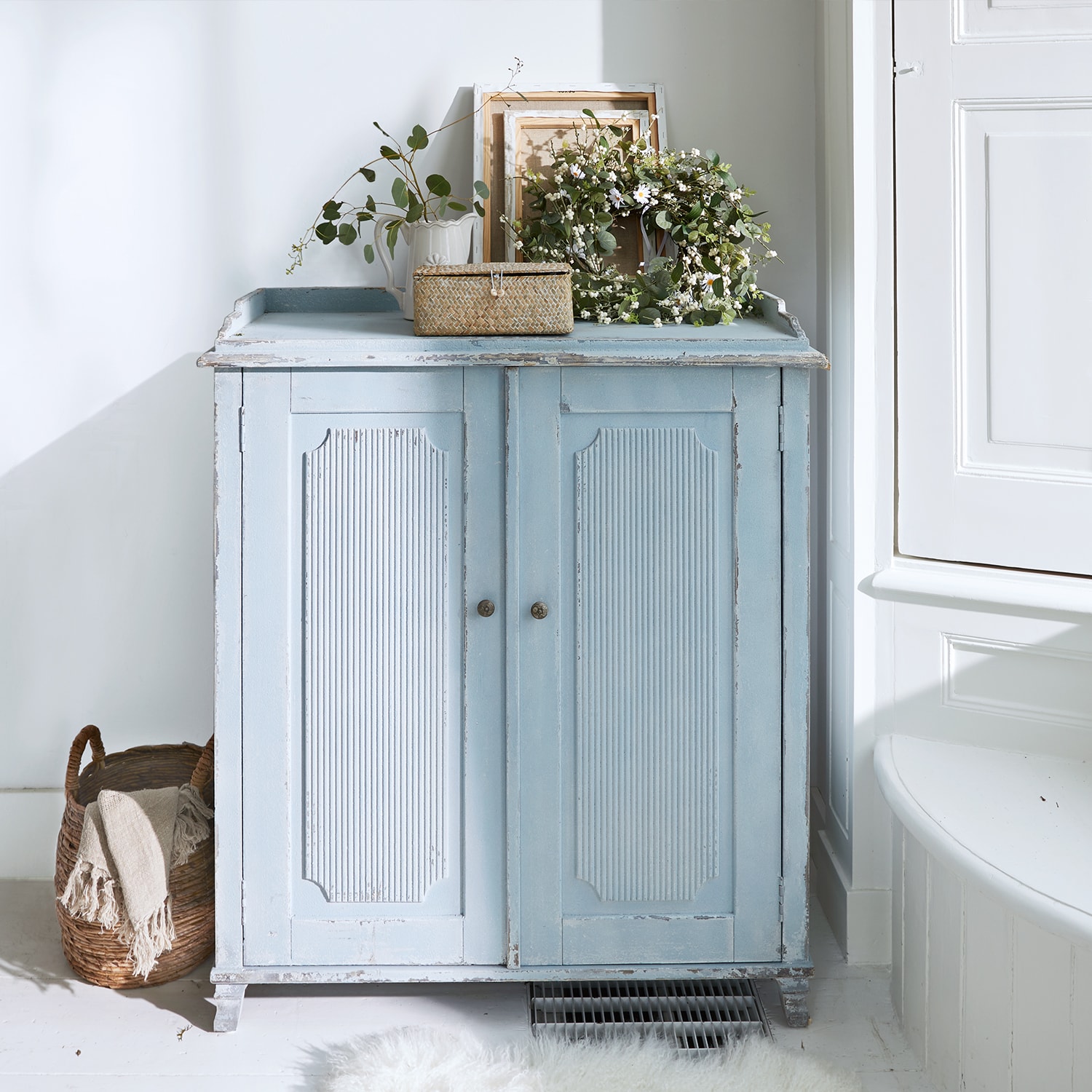 Aparador de madera azul con acabado envejecido y paneles decorativos, mueble vintage para salón
