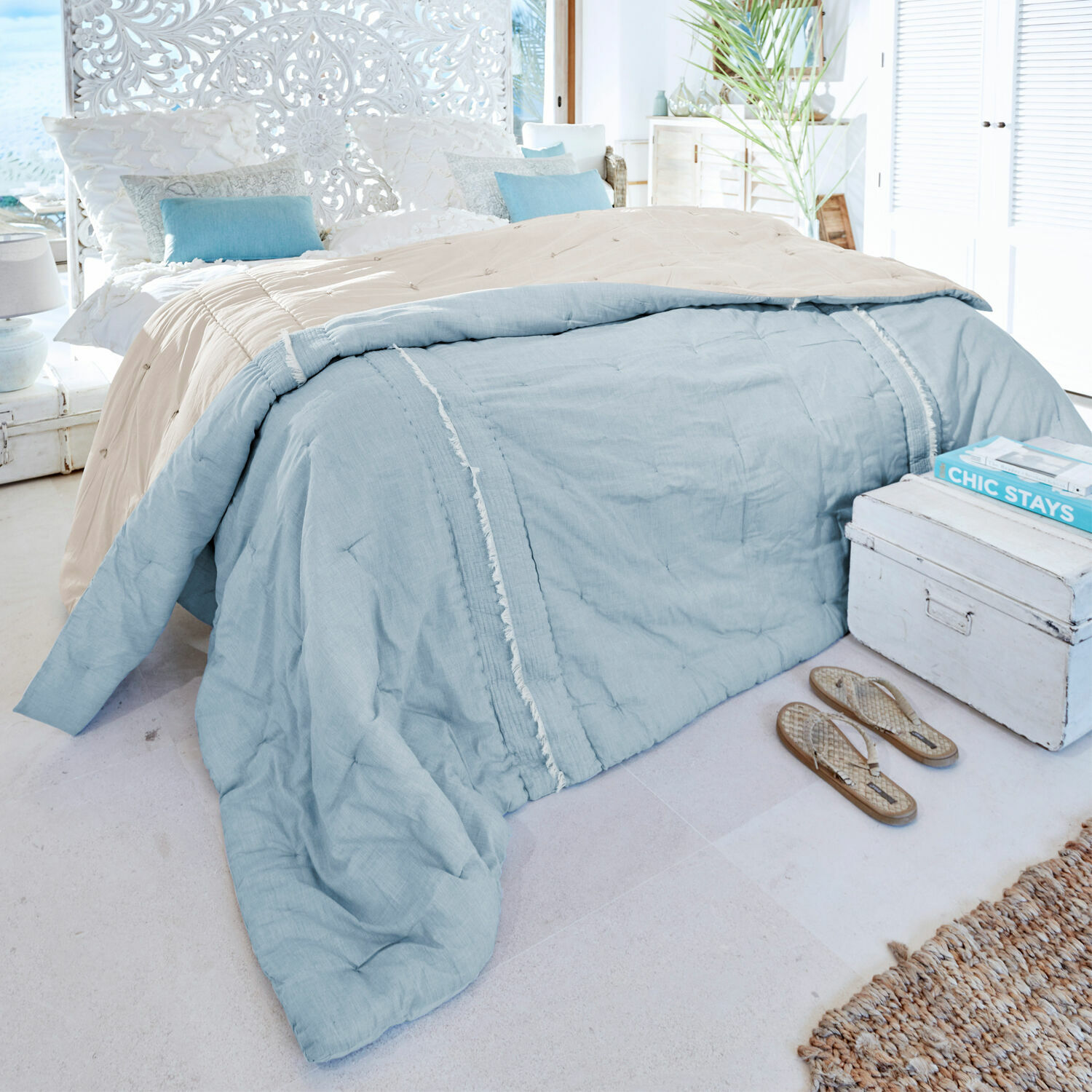 Colcha Agnes Edredón reversible de algodón en beige y azul claro para dormitorio moderno y luminoso
